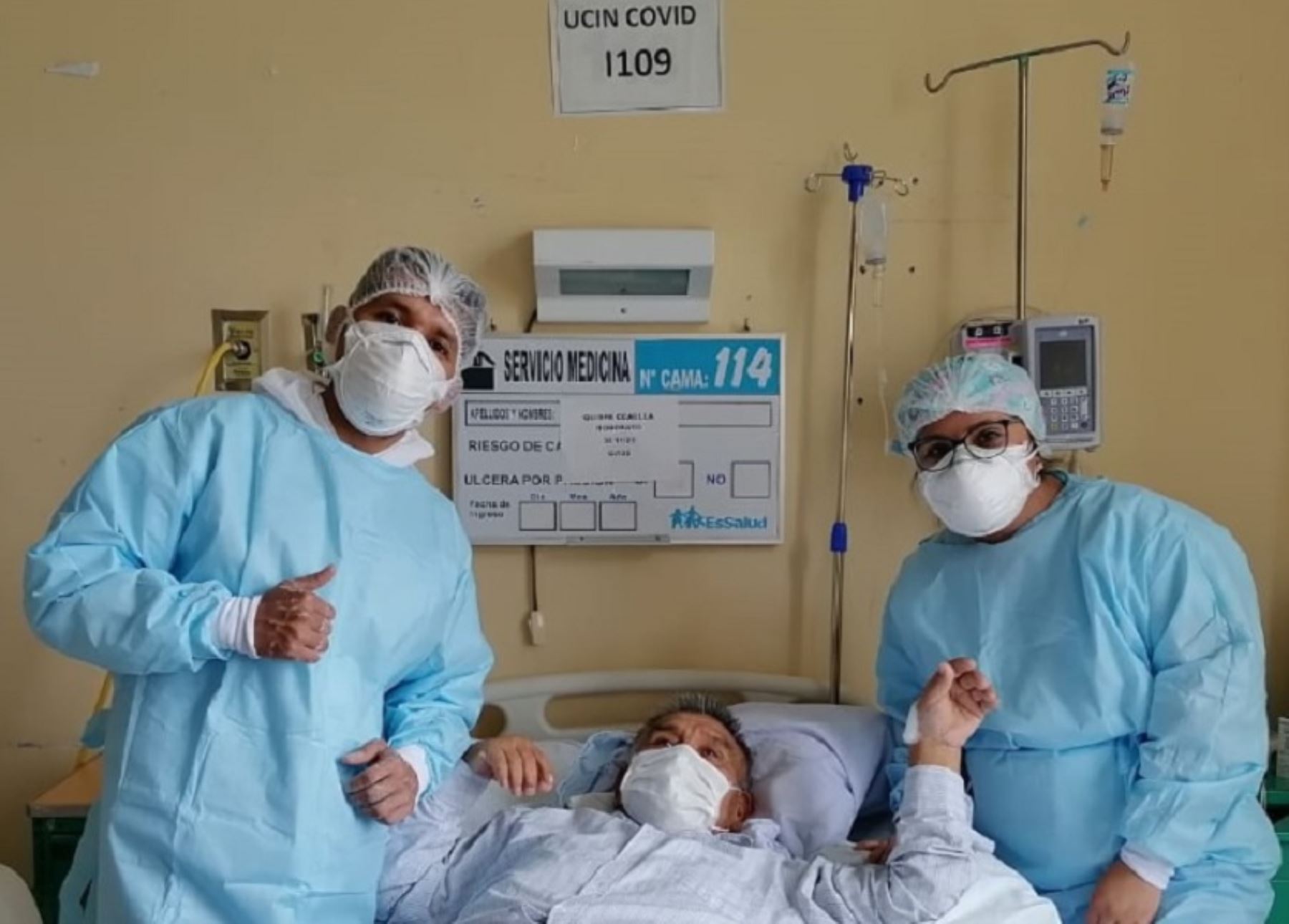 Gracias al arduo trabajo del equipo multidisciplinario de especialistas de la Red Asistencial Ayacucho de EsSalud, un profesor de 70 años de edad, quien estuvo internado en la Unidad de Cuidados Intensivos (UCI) del hospital II Huamanga por insuficiencia respiratoria grave, venció al covid-19 y se convirtió en el primer paciente crítico en recuperarse del coronavirus en el 2021 y durante la pandemia en la región.