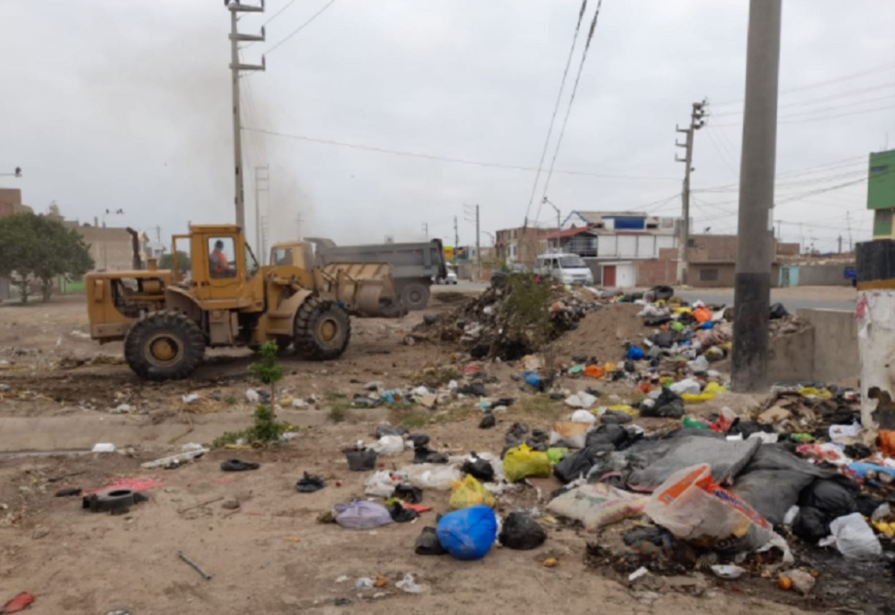 Alrededor de 900 toneladas de residuos sólidos fueron retiradas de las calles de la ciudad de Chiclayo en vísperas del año nuevo, gracias a un convenio suscrito entre el Gobierno Regional de Lambayeque y la Municipalidad Provincial de Chiclayo.