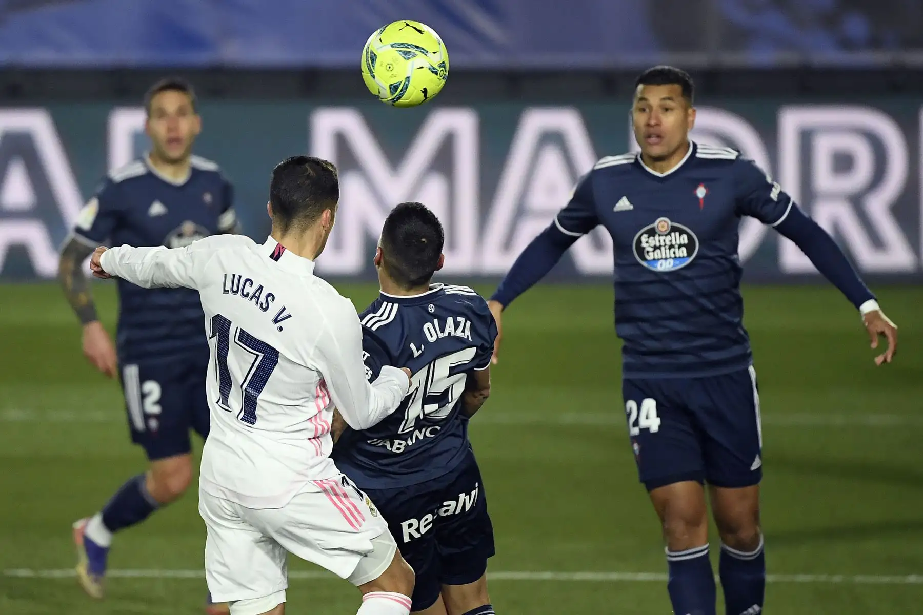 El delantero español del Real Madrid Lucas Vázquez anota un cabezazo durante el partido de fútbol de la Liga española entre el Real Madrid y el Celta de Vigo en el estadio Alfredo Di Stefano de Valdebebas,
Foto: AFP