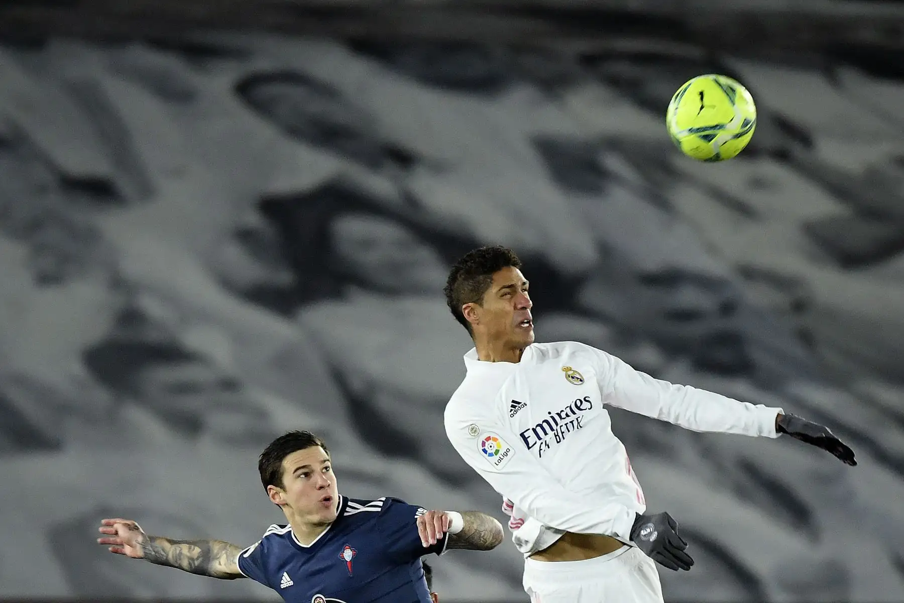 El defensor francés del Real Madrid Raphael Varane  encabeza el balón con el delantero español del Celta de Vigo, Santi Mina, durante el partido de fútbol de la Liga española entre el Real Madrid y el Celta de Vigo en el estadio Alfredo Di Stefano en Valdebebas,
Foto: AFP