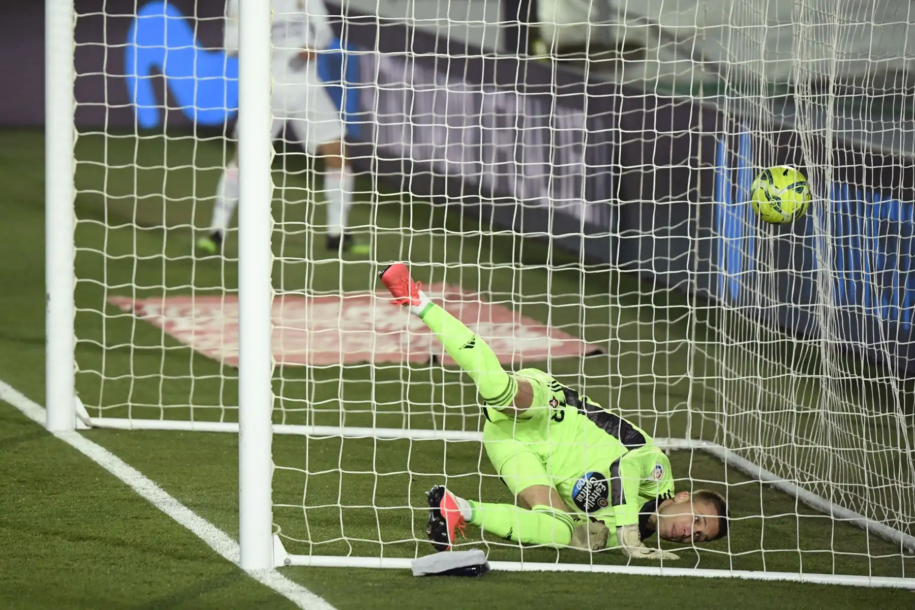 El portero español del Celta de Vigo, Rubén Blanco Veiga, concede un gol durante el partido de fútbol de la Liga española entre el Real Madrid y el Celta de Vigo en el estadio Alfredo Di Stefano de Valdebebas.
Foto: AFP