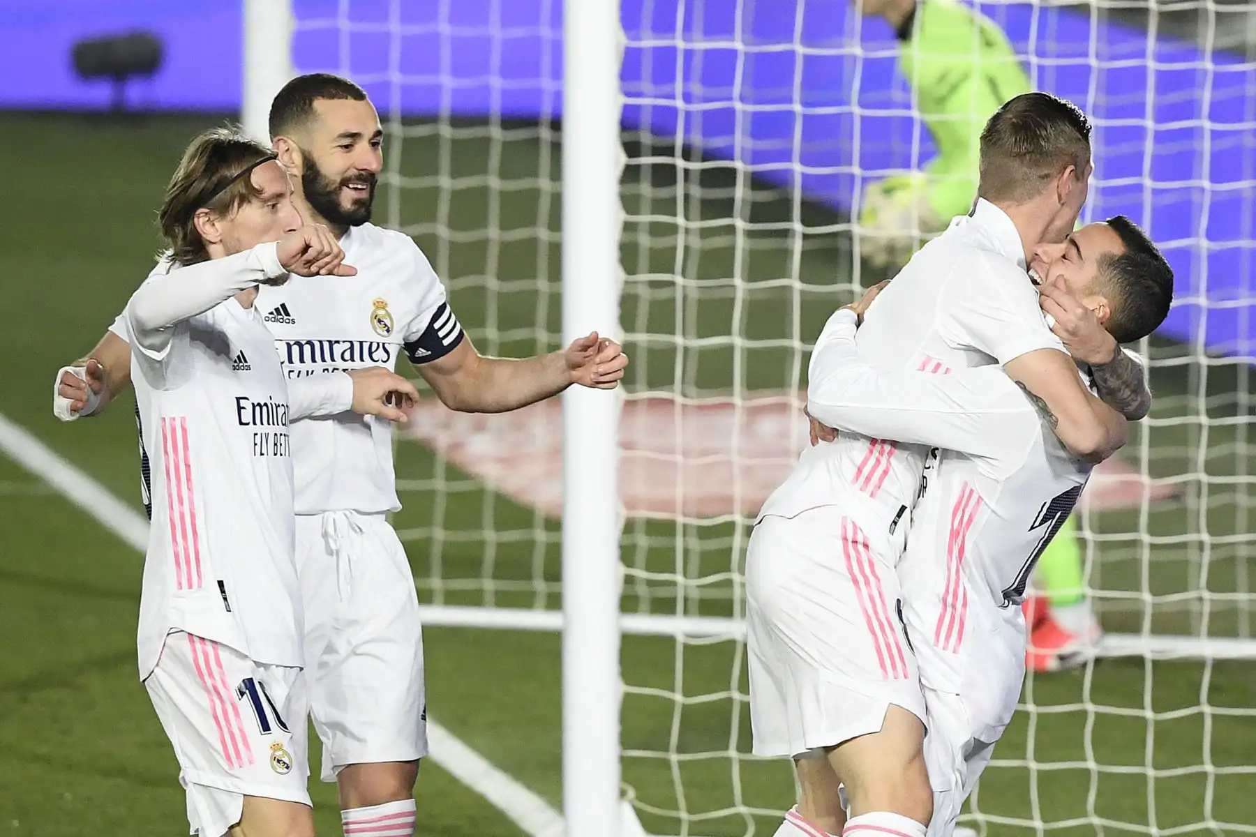 El delantero español del Real Madrid Lucas Vázquez celebra con sus compañeros tras marcar un gol durante el partido de fútbol de la Liga española entre el Real Madrid y el Celta de Vigo en el estadio Alfredo Di Stefano de Valdebeba.
Foto: AFP
