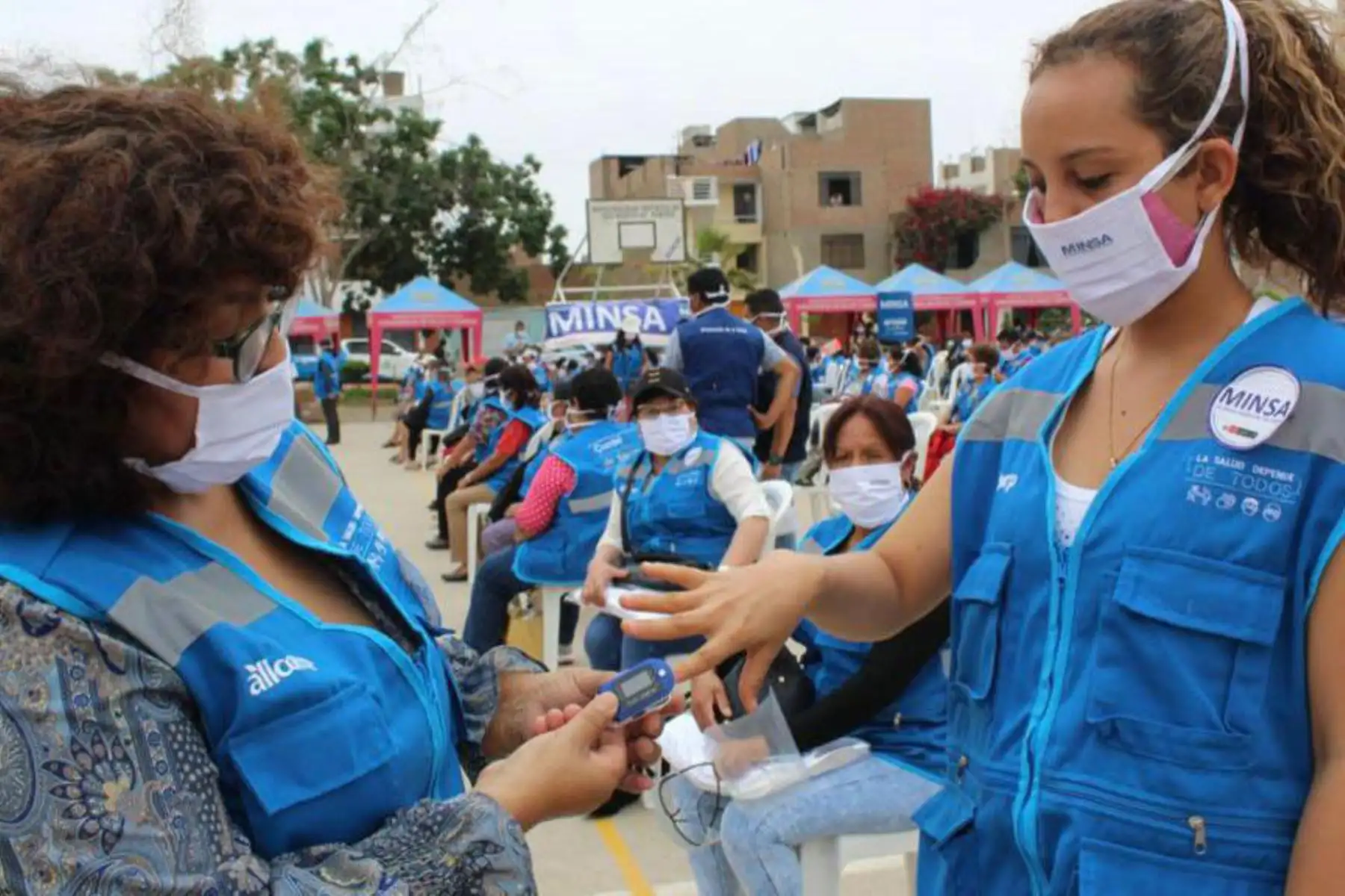 También se les proporcionó equipos de protección personal y mascarillas, estas últimas serán entregadas a la población más vulnerable. Foto: Minsa
