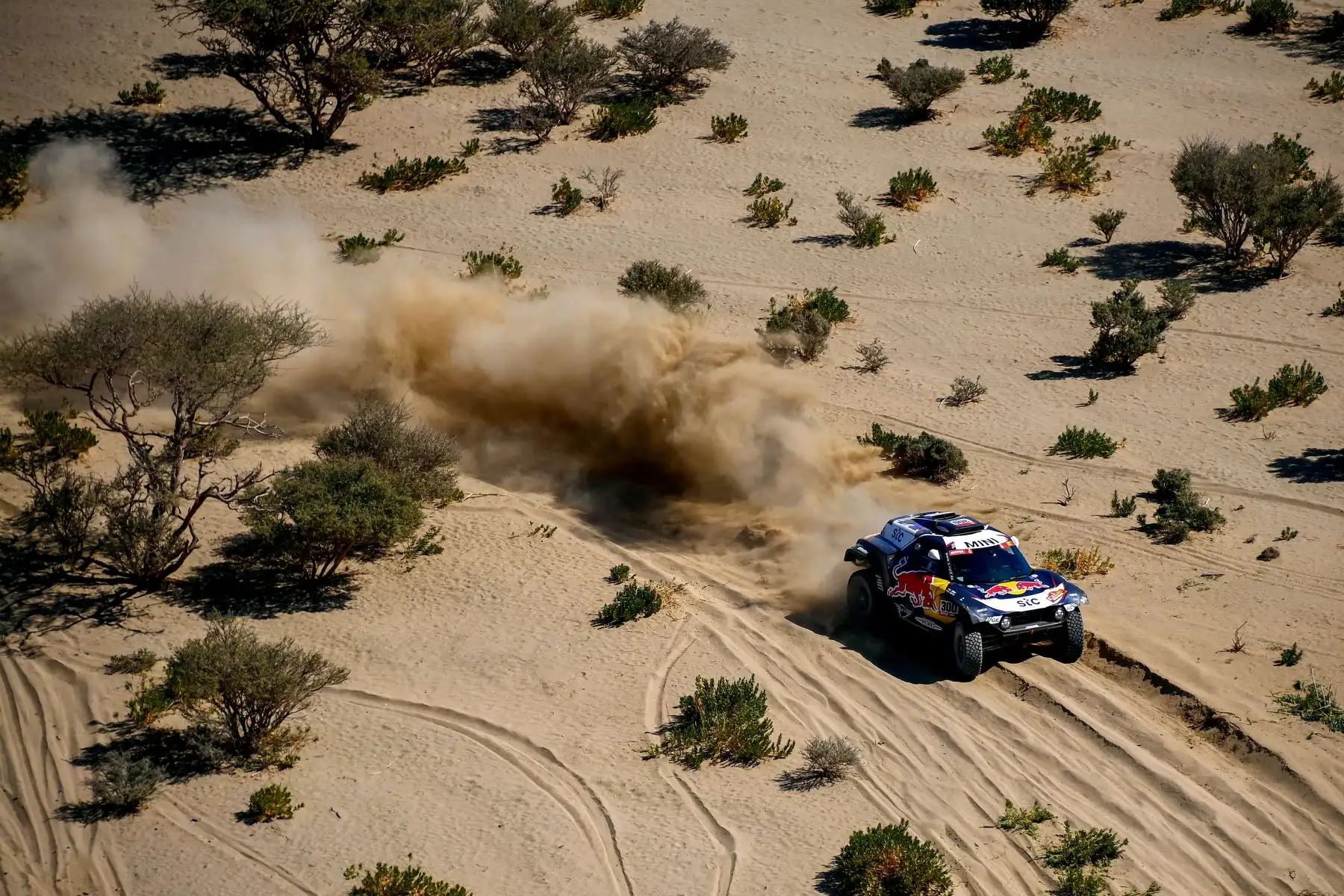 El piloto español de Mini, Carlos Sainz y el copiloto Lucas Cruz compiten durante la Etapa 1 del Rally Dakar 2021 entre Jeddah y Bisha en Arabia Saudita.
Foto: AFP