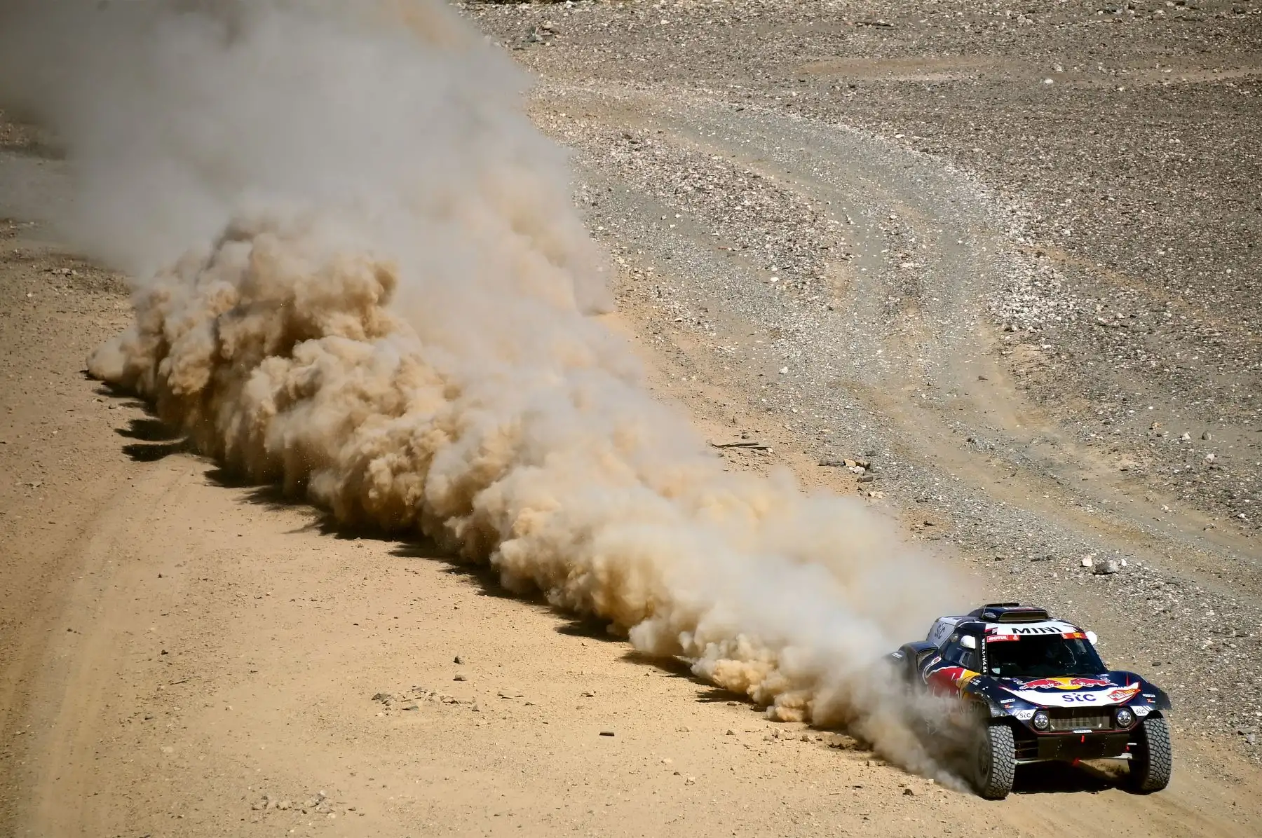 El piloto español de Mini, Carlos Sainz y el copiloto Lucas Cruz compiten durante la Etapa 1 del Rally Dakar 2021 entre Jeddah y Bisha en Arabia Saudita.
Foto: AFP