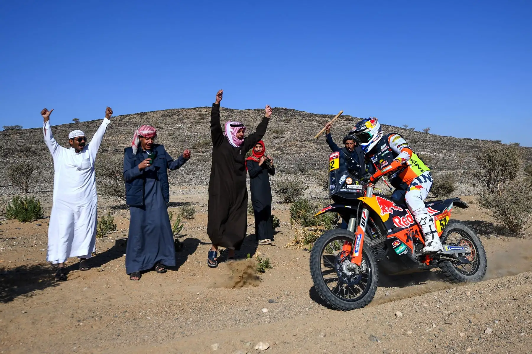 Los espectadores aplauden al ciclista austriaco de Ktm Matthias Walkner mientras compite durante la Etapa 1 del Rally Dakar 2021 entre Jeddah y Bisha en Arabia Saudita.
Foto: AFP