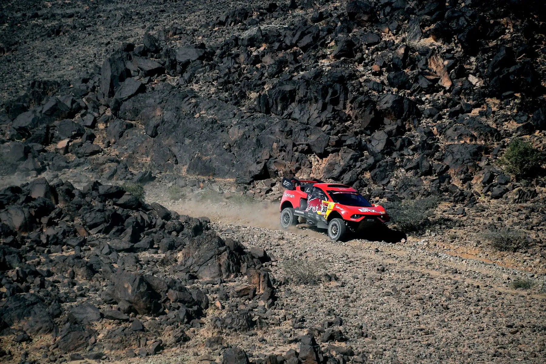 El piloto francés Sebastien Loeb y el copiloto Daniel Elena de Mónaco compiten durante la Etapa 1 del Rally Dakar 2021 entre Jeddah y Bisha en Arabia Saudita.
Foto: AFP