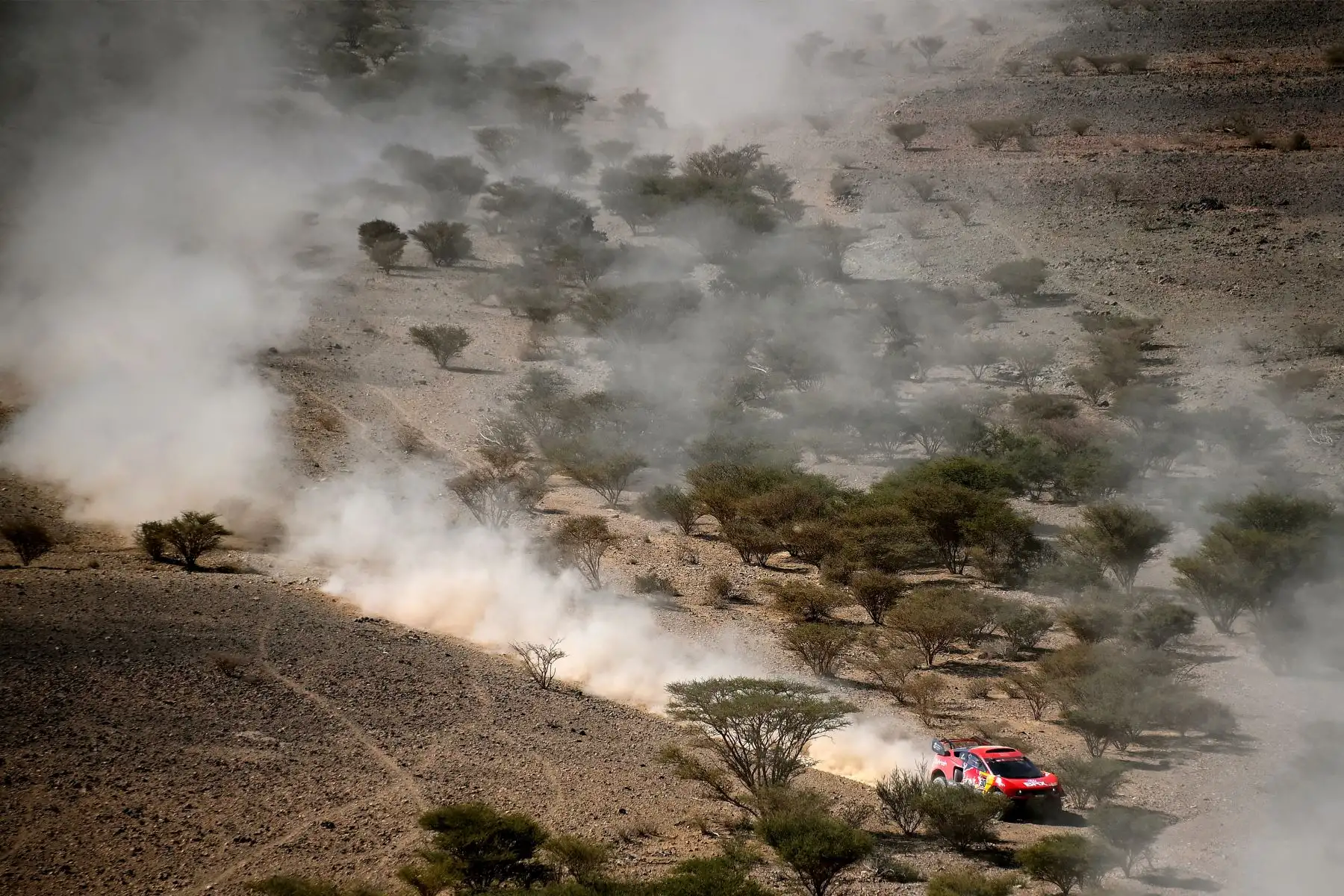 El piloto francés Sebastien Loeb y el copiloto Daniel Elena de Mónaco compiten durante la Etapa 1 del Rally Dakar 2021 entre Jeddah y Bisha en Arabia Saudita.
Foto: AFP