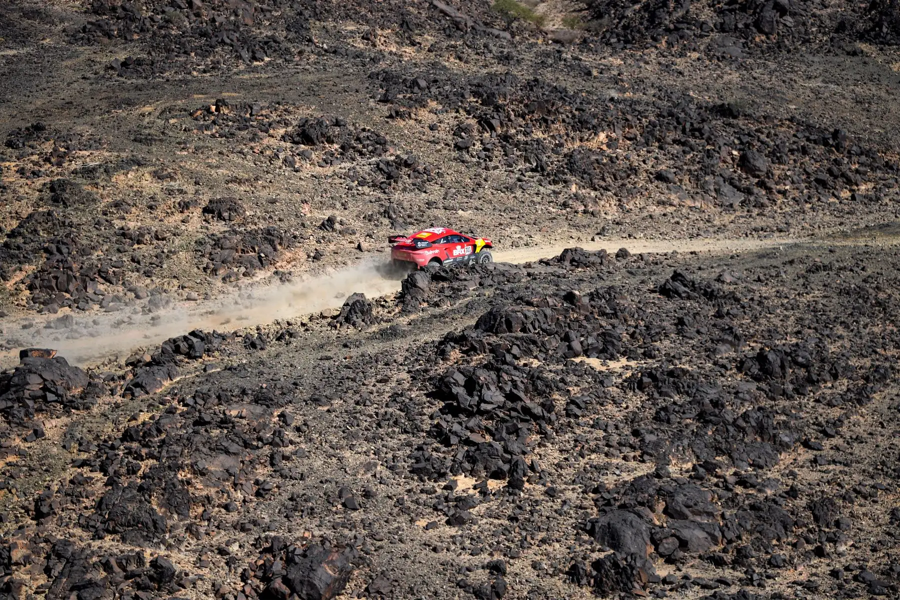 El piloto francés Sebastien Loeb y el copiloto Daniel Elena de Mónaco compiten durante la Etapa 1 del Rally Dakar 2021 entre Jeddah y Bisha en Arabia Saudita.
Foto: AFP