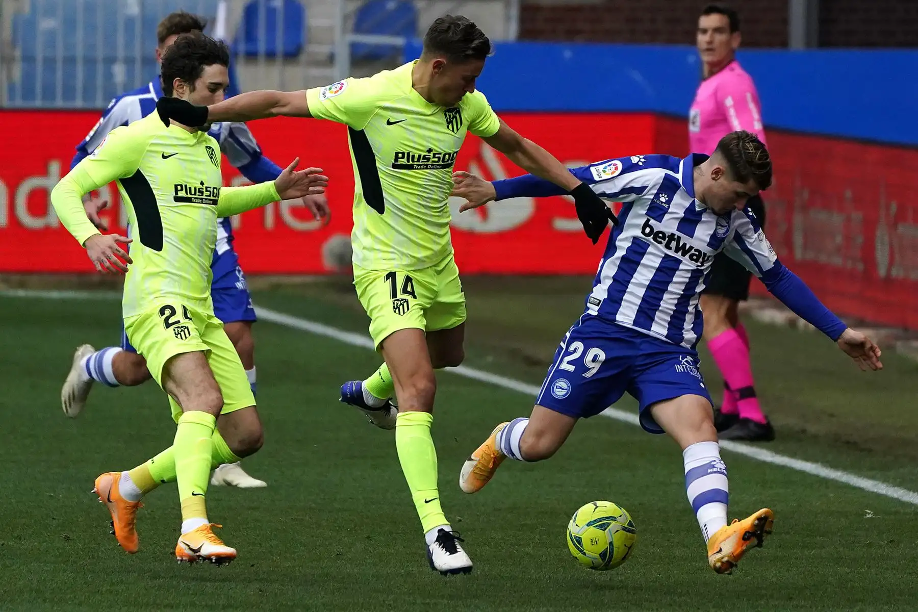 El centrocampista español del Atlético de Madrid Marcos Llorente  y el defensor croata del Atlético de Madrid Sime Vrsaljko desafían al centrocampista español del Alavés Borja Sainz durante el partido de fútbol de la Liga española.
Foto: AFP