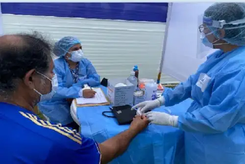 La población puede acudir al establecimiento de salud más cercano a su vivienda en caso de presentar síntomas de fiebre, tos seca, malestar general, dolor de garganta y dificultad para respirar, o considera que estuvo en riesgo al estar cerca a una persona con diagnóstico positivo al covid-19. ANDINA/Difusión