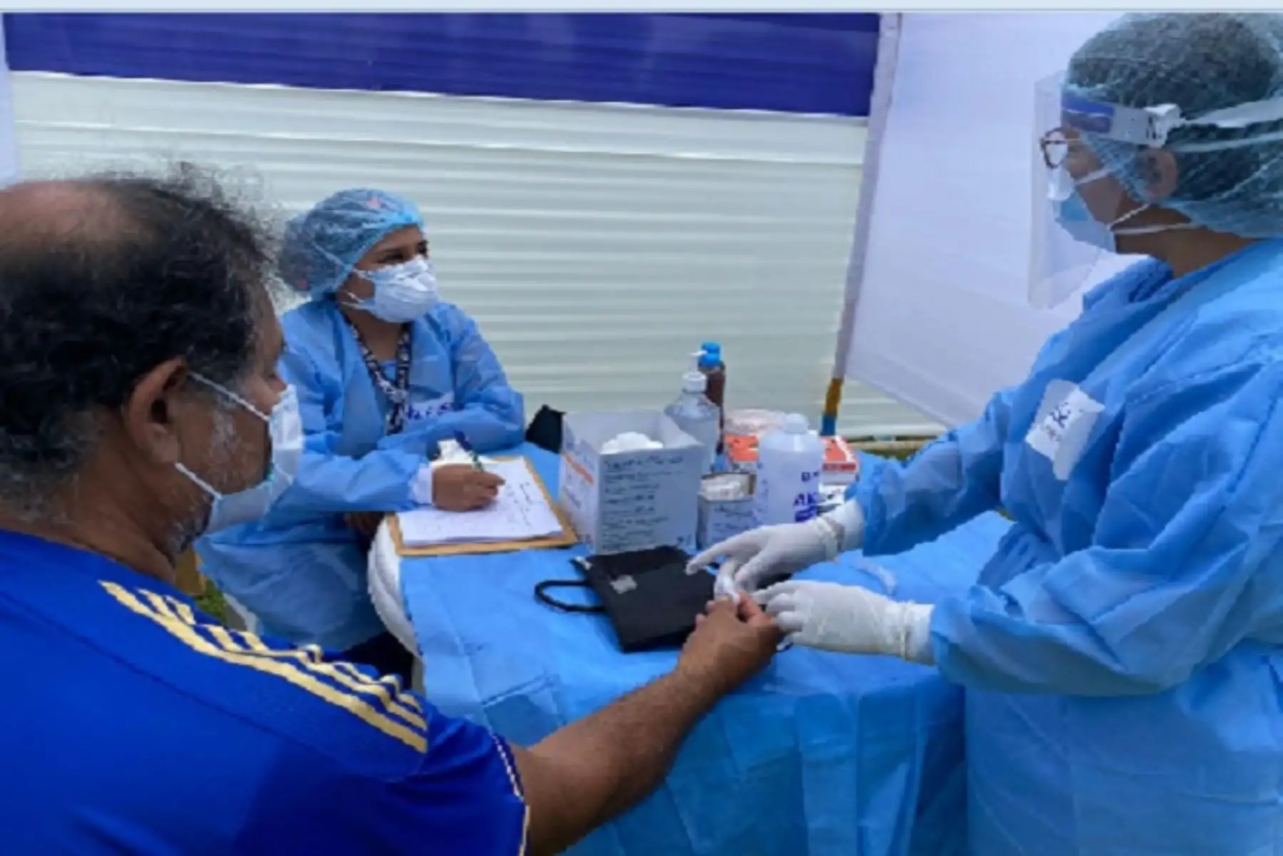 La población puede acudir al establecimiento de salud más cercano a su vivienda en caso de presentar síntomas de fiebre, tos seca, malestar general, dolor de garganta y dificultad para respirar, o considera que estuvo en riesgo al estar cerca a una persona con diagnóstico positivo al covid-19. ANDINA/Difusión