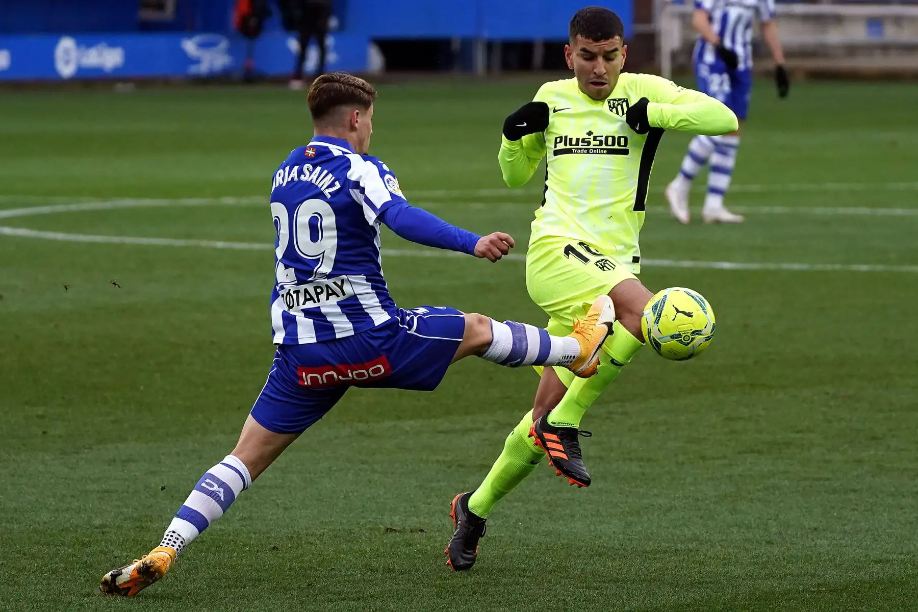 El centrocampista español del Alavés, Borja Sainz , desafía al delantero argentino del Atlético de Madrid, Ángel Correa, durante el partido de fútbol de la Liga española entre el Alavés y el Atlético de Madrid.
Foto: AFP