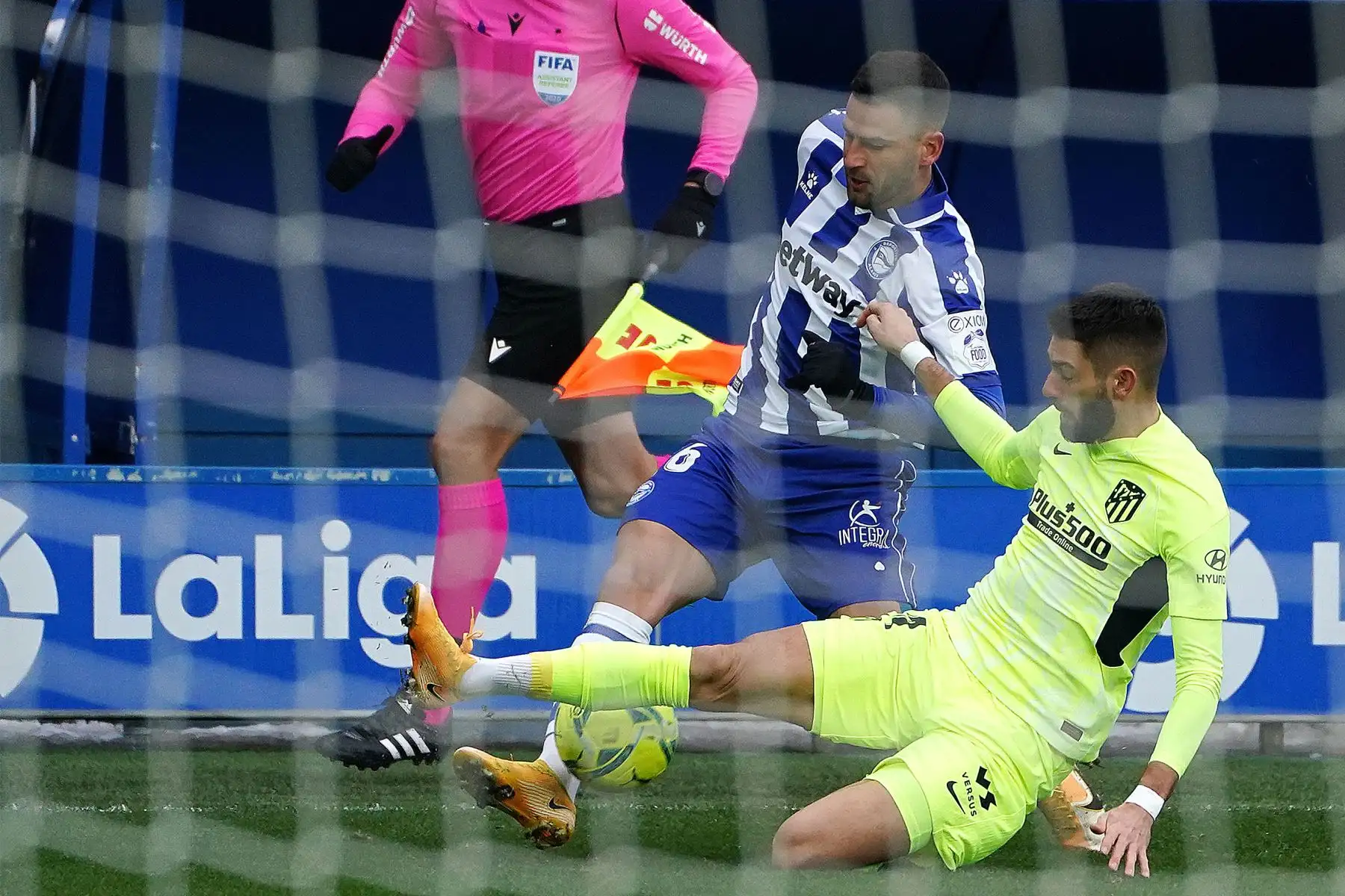 El centrocampista argentino del Alavés Rodrigo Battaglia  desafía al centrocampista belga del Atlético de Madrid Yannick Ferreira-Carrasco durante el partido de fútbol de la Liga española entre el Alavés y el Atlético de Madrid.
Foto: AFP