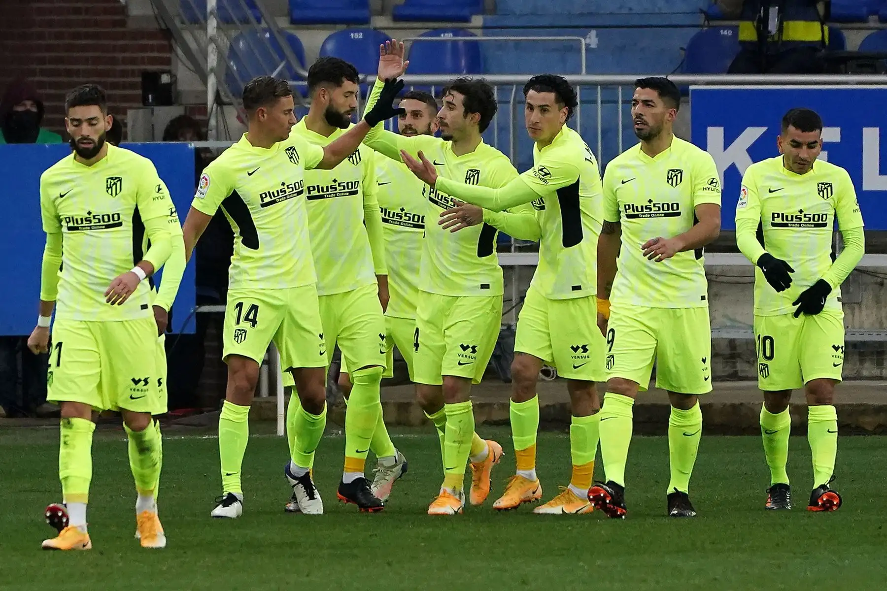 El centrocampista español del Atlético de Madrid Marcos Llorente  celebra con sus compañeros tras marcar un gol durante el partido de fútbol de la Liga española entre el Alavés y el Atlético de Madrid.
Foto: AFP