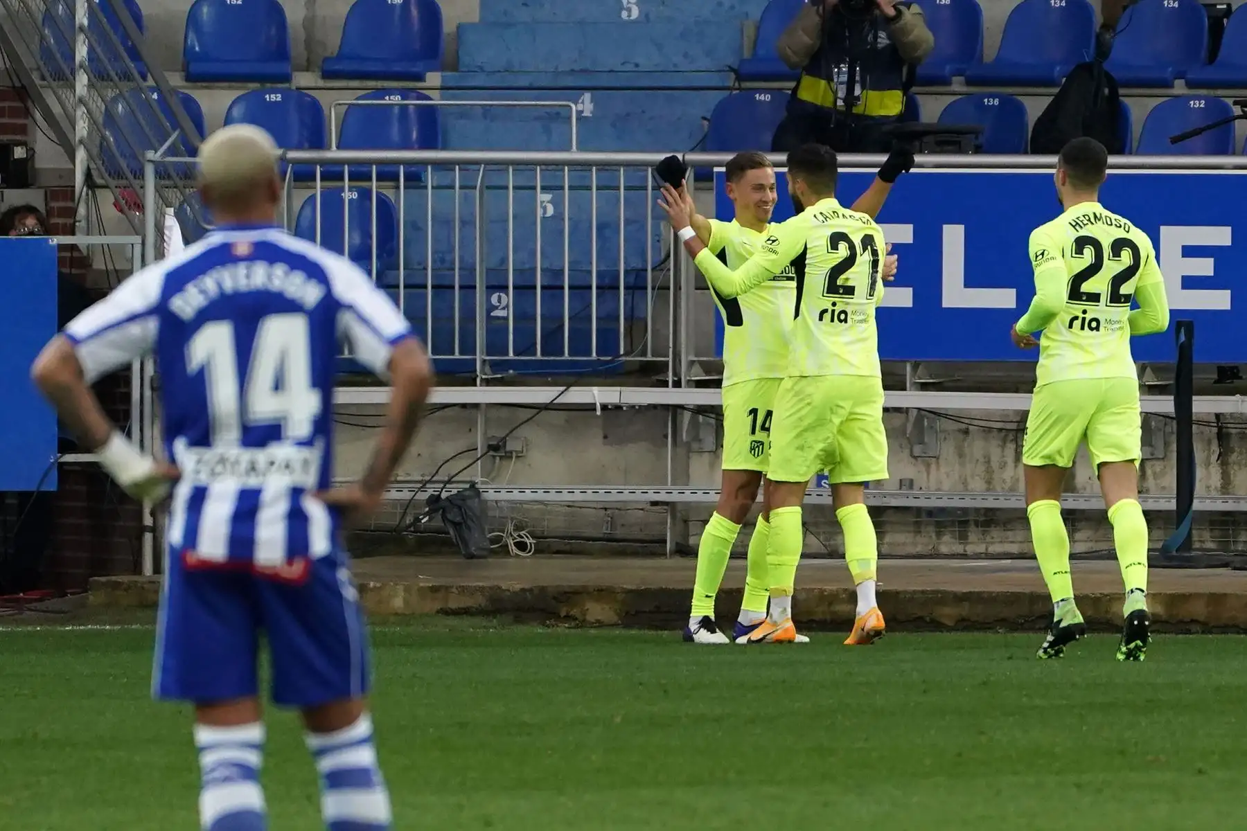 El centrocampista español del Atlético de Madrid Marcos Llorente  celebra con sus compañeros tras marcar un gol durante el partido de fútbol de la Liga española entre el Alavés y el Atlético de Madrid.
Foto: AFP