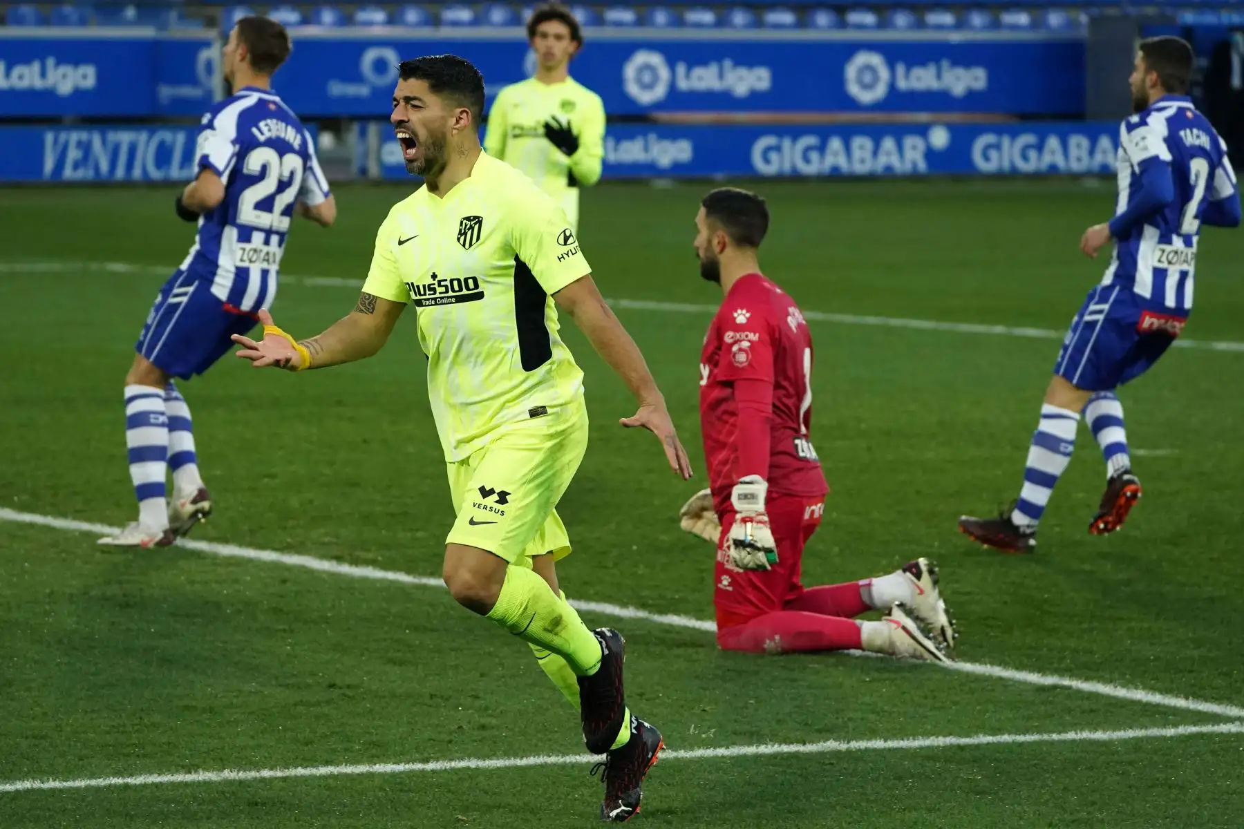 El delantero uruguayo del Atlético de Madrid Luis Suárez reacciona después de perder una oportunidad de gol durante el partido de fútbol de la Liga española entre Alavés y Atlético de Madrid.
Foto: AFP