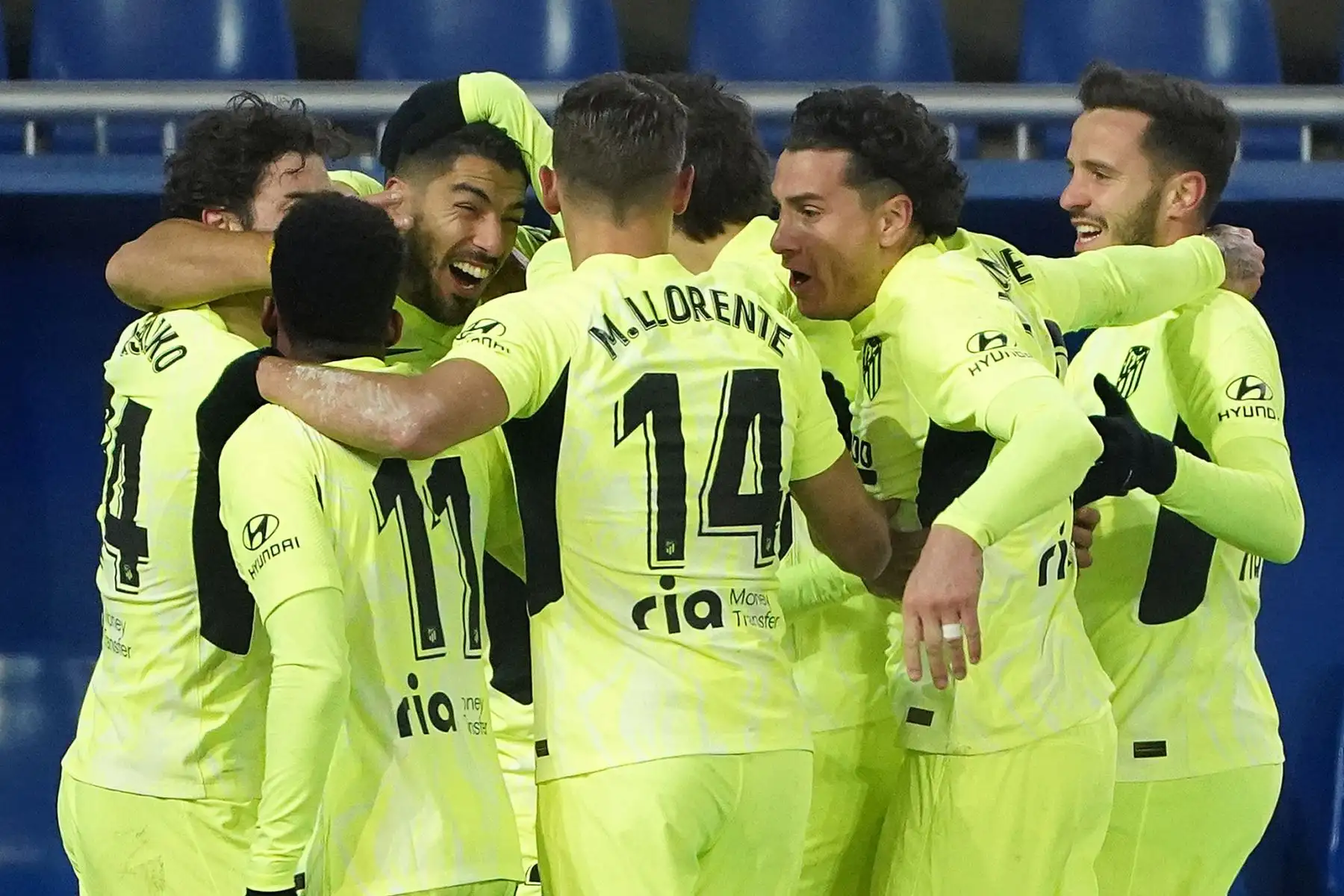 El delantero uruguayo del Atlético de Madrid Luis Suárez celebra con sus compañeros tras marcar un gol durante el partido de fútbol de la Liga española entre el Alavés y el Atlético de Madrid.
Foto: AFP