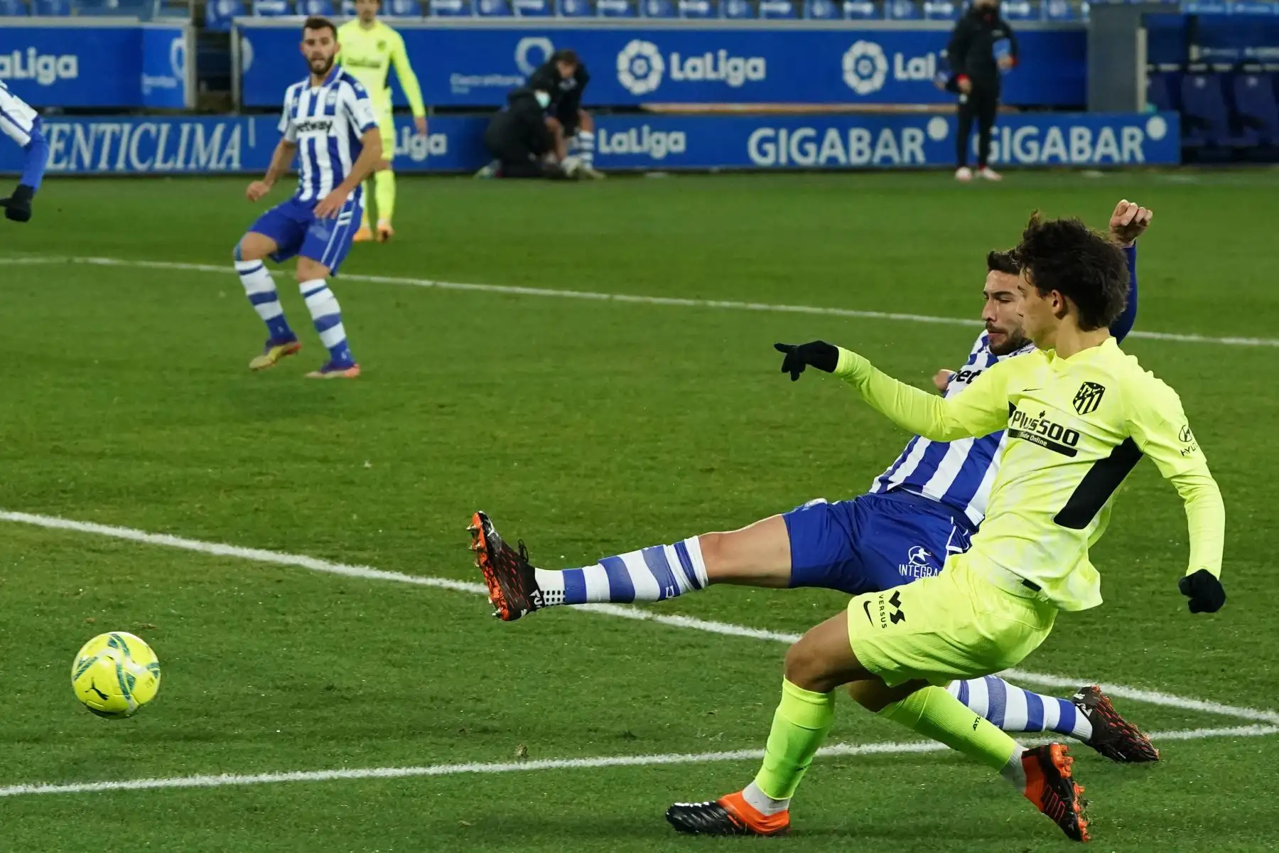 El centrocampista portugués del Atlético de Madrid Joao Félix hace una asistencia al segundo gol de su equipo durante el partido de fútbol de la Liga española entre el Alavés y el Atlético de Madrid.
Foto: AFP