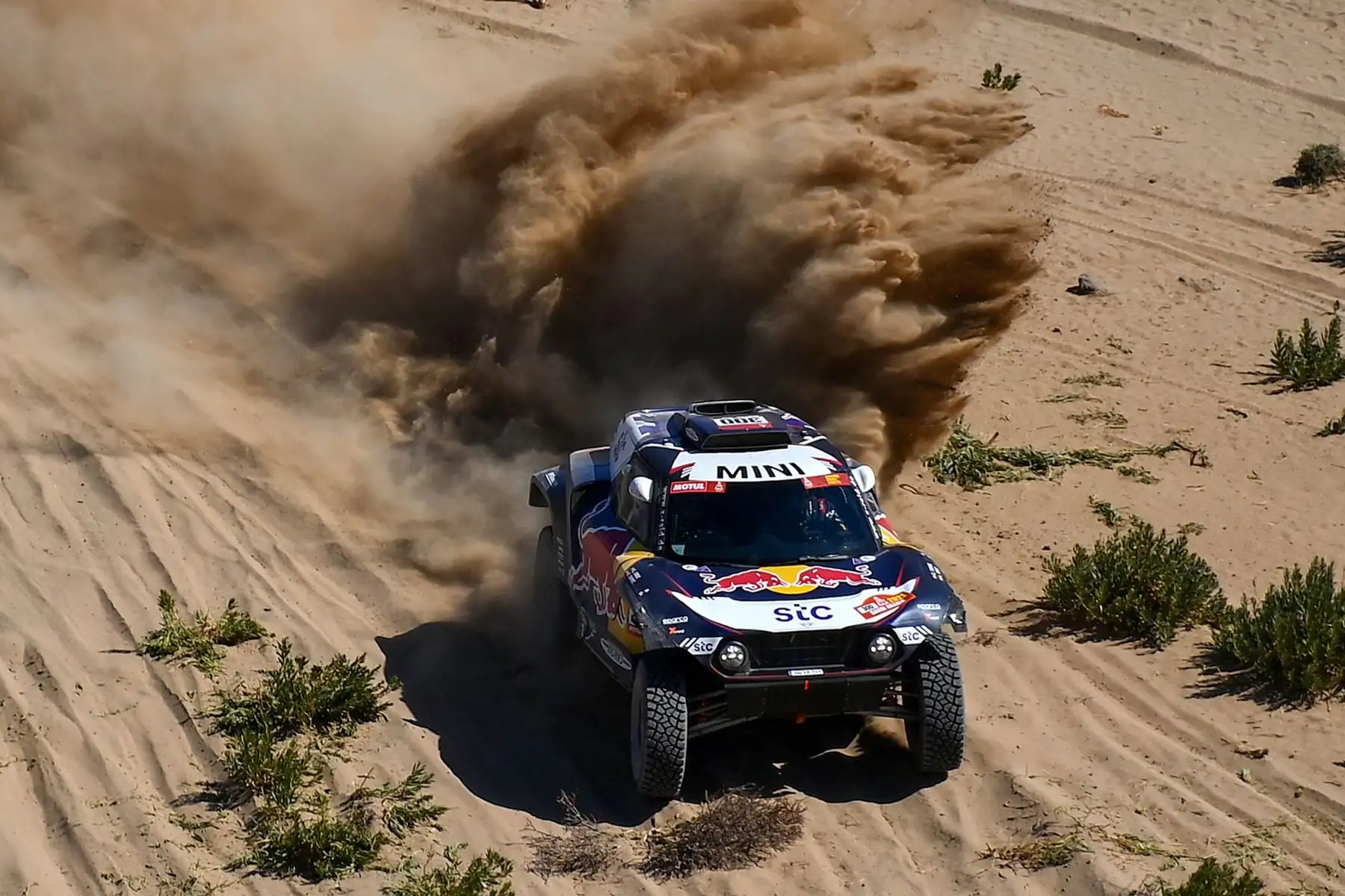 El piloto español de Mini Carlos Sainz y el copiloto Lucas Cruz compiten durante la Etapa 1 del Rally Dakar 2021 entre Jeddah y Bisha en Arabia Saudita.
Foto: AFP