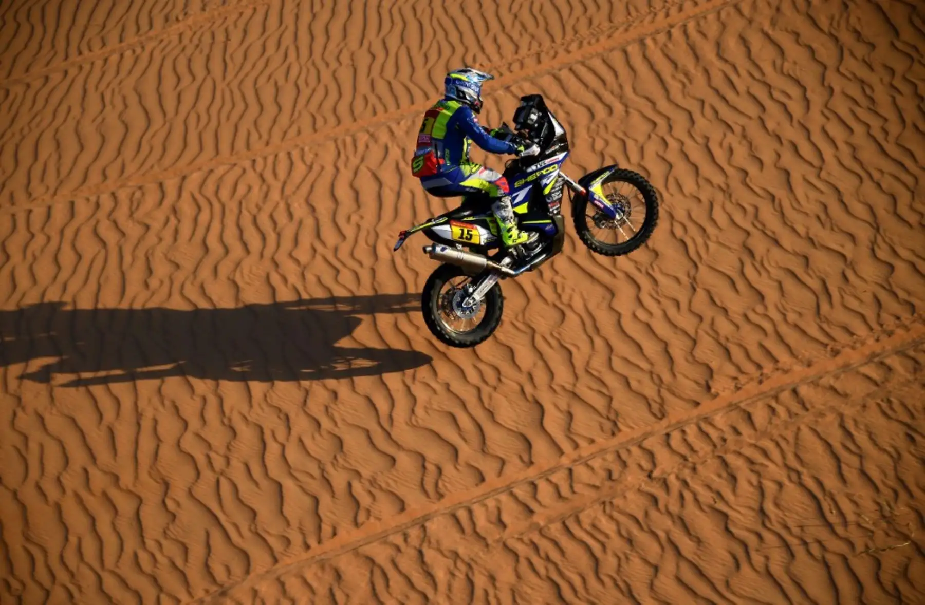 El motociclista español de Sherco, Lorenzo Santolino, compite durante la segunda etapa del Rally Dakar 2021 entre Bisha y Wadi Ad-Dawasir en Arabia Saudita. Foto: AFP