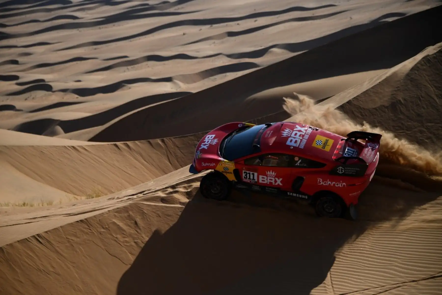 El piloto español Nani Roma y el copiloto Alex Winocq de Francia compiten durante la etapa 2 del Rally Dakar 2021 entre Bisha y Wadi Ad-Dawasir en Arabia Saudita.Foto. AFP