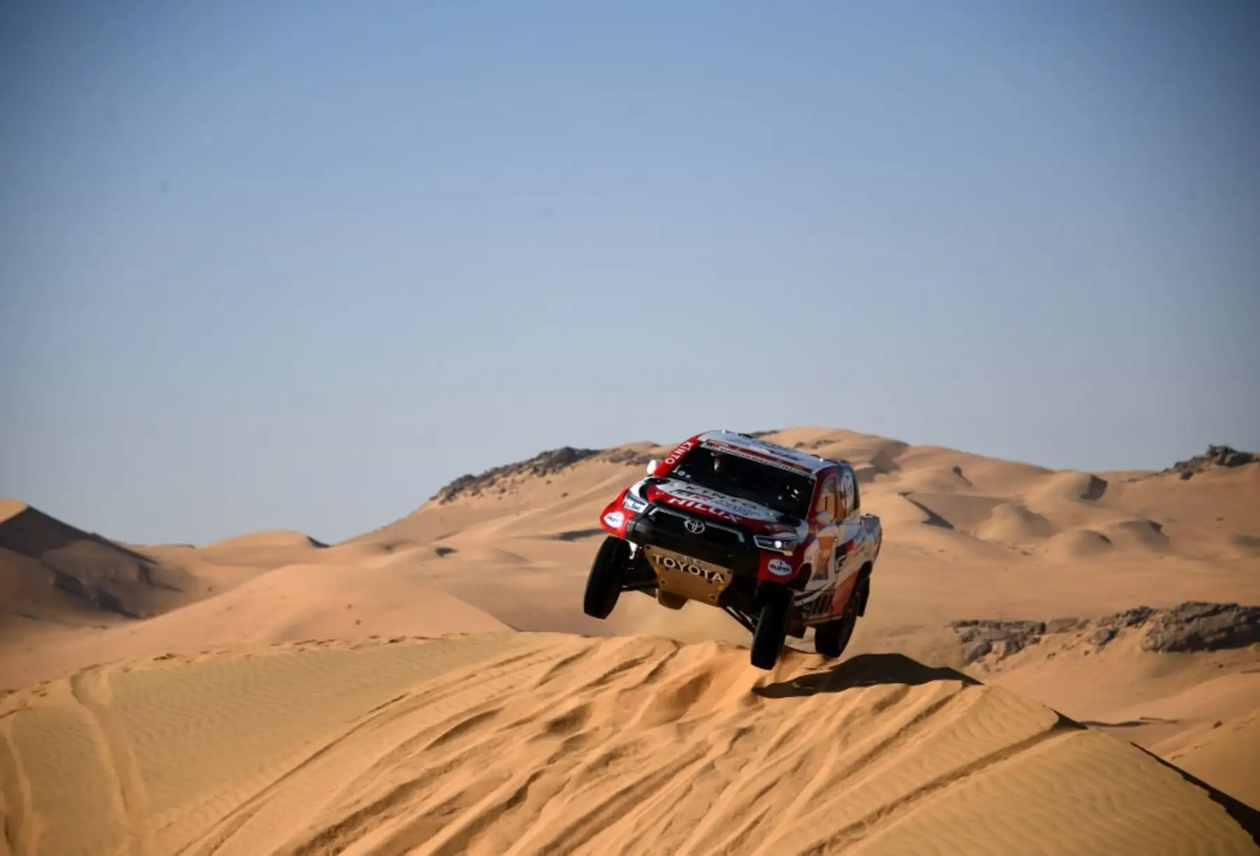 El piloto de Toyota Giniel De Villiers de Sudáfrica y su copiloto Alex Bravo Haro de España compiten durante la Etapa 2 del Rally Dakar 2021 entre Bisha y Wadi Ad-Dawasir en Arabia Saudita.Foto: AFP