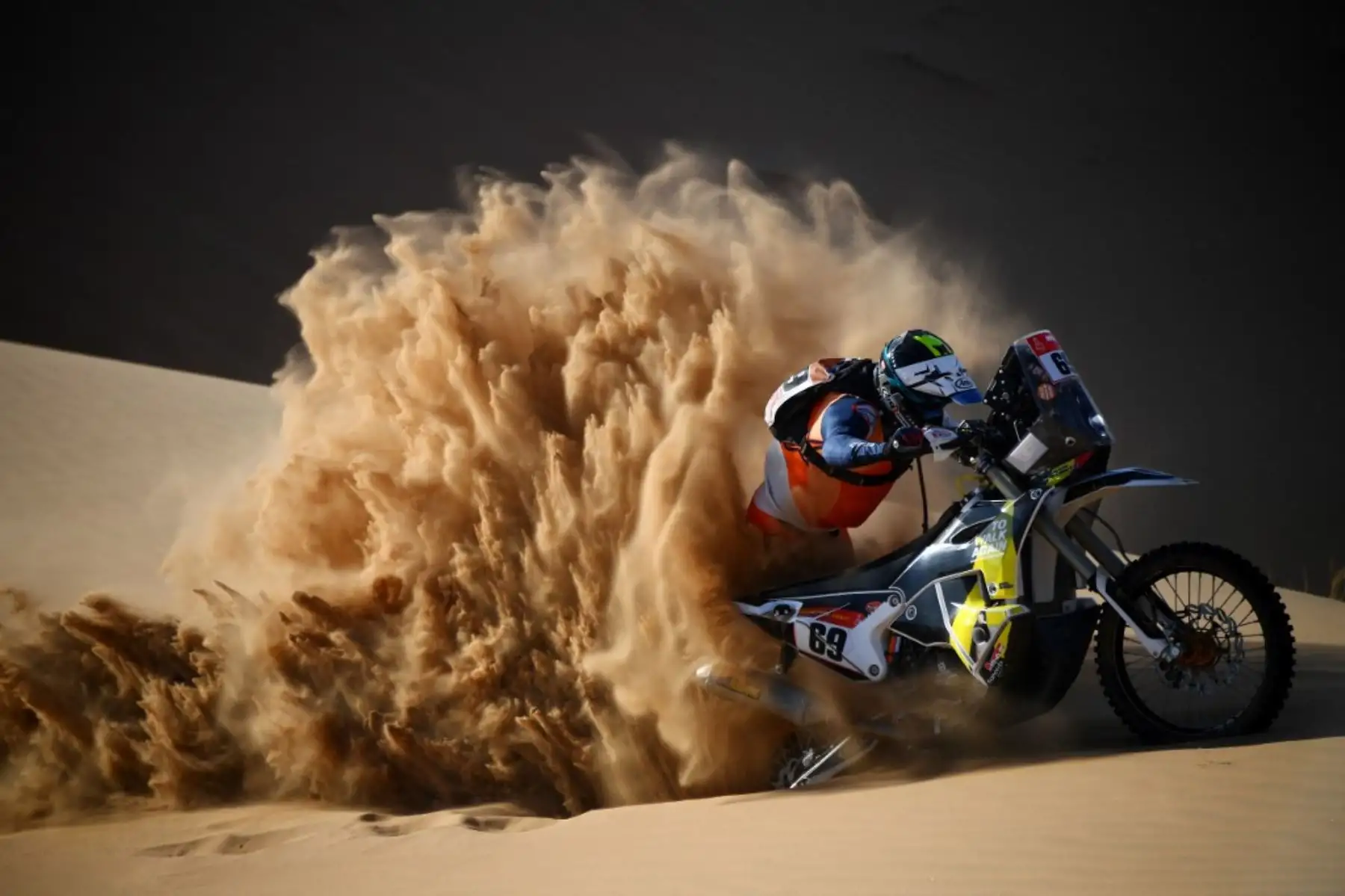 El motociclista Walter Roelants de Bélgica participa durante la etapa 2 del Rally Dakar 2021 entre Bisha y Wadi Ad-Dawasir en Arabia Saudita .Foto: AFP