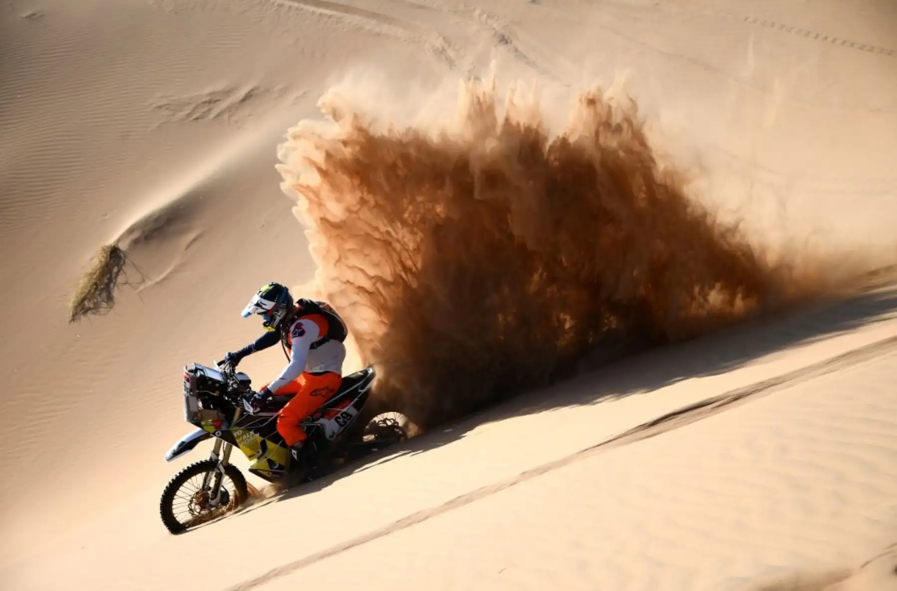 El motociclista Walter Roelants de Bélgica participa durante la etapa 2 del Rally Dakar 2021 entre Bisha y Wadi Ad-Dawasir en Arabia Saudita .Foto :AFP