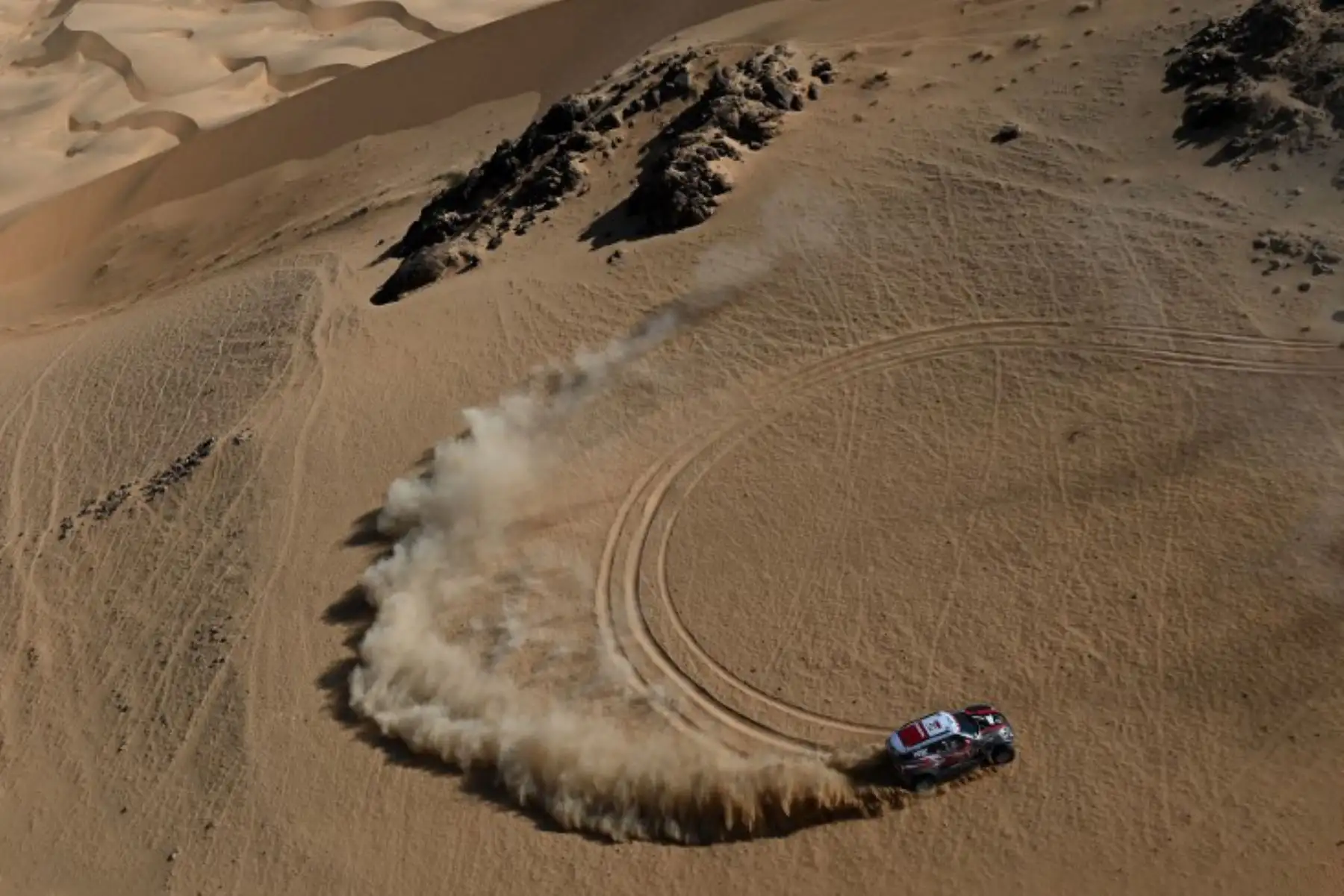Un participante compite durante la Etapa 2 del Rally Dakar 2021 entre Bisha y Wadi Ad-Dawasir en Arabia Saudita. Foto: AFP