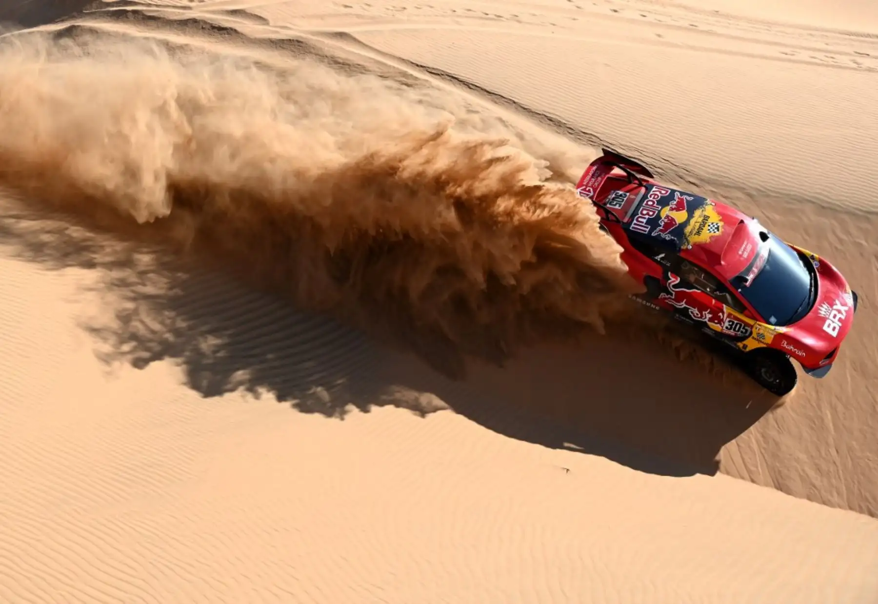 El piloto francés Sebastien Loeb y el copiloto Daniel Elena de Mónaco compiten durante la etapa 2 del Rally Dakar 2021 entre Bisha y Wadi Ad-Dawasir en Arabia Saudita. Foto: AFP