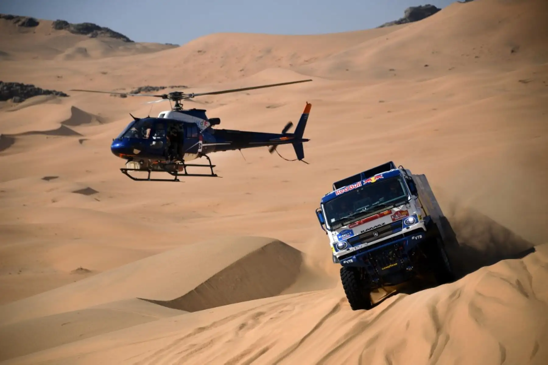 El piloto ruso de Kamaz, Anton Shibalov, y el copiloto Dmitry Nikitin e Ivan Tatarinov compiten durante la segunda etapa del Rally Dakar 2021 entre Bisha y Wadi Ad-Dawasir en Arabia Saudita. Foto: AFP