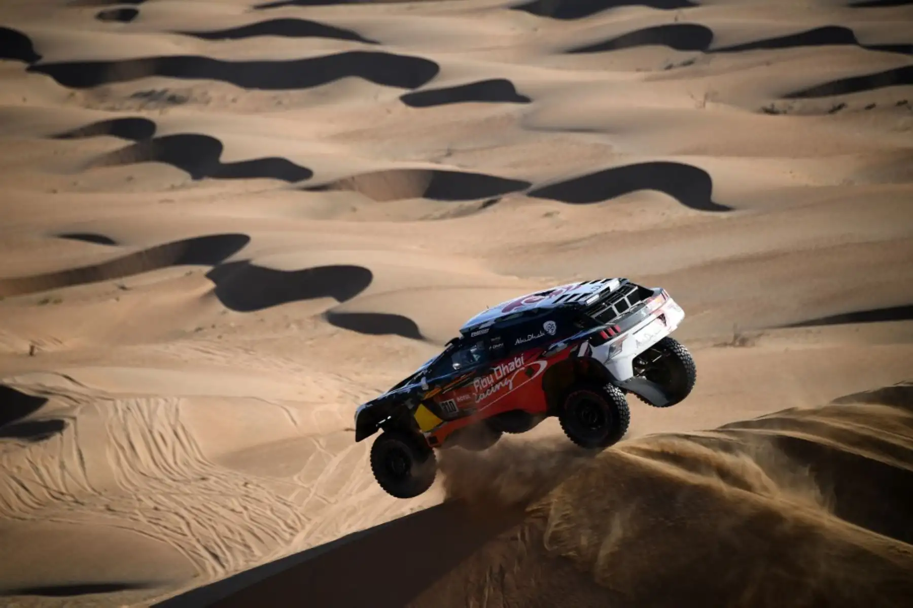 El piloto de Peugeot, Khalid Sheikh al-Qassimi de Arabia Saudita y el copiloto francés Xavier Panseri compiten durante la segunda etapa del Rally Dakar 2021.Foto: AFP