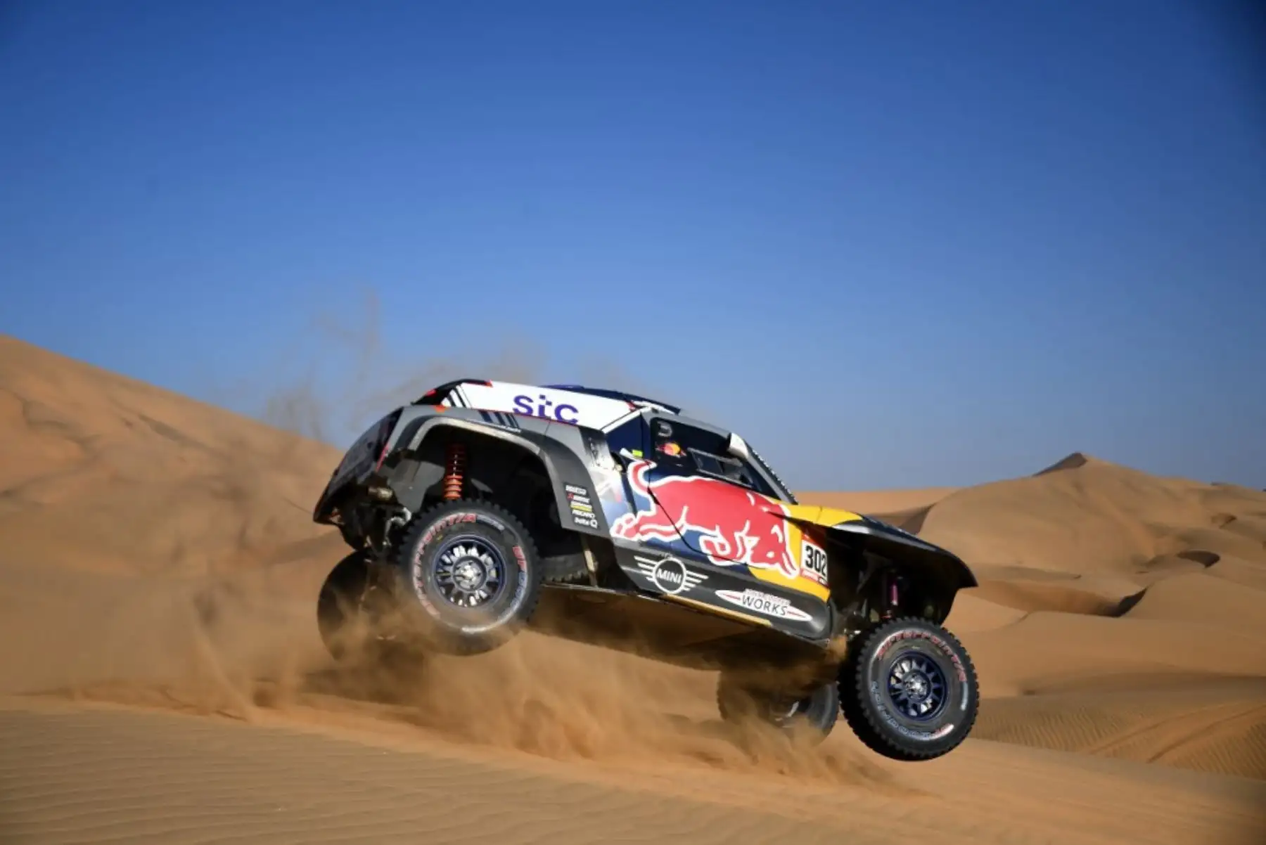 El piloto de Mini Stephane Peterhansel y su copiloto Edouard Boulanger de Francia compiten durante la etapa 2 del Rally Dakar 2021 entre Bisha y Wadi Ad-Dawasir en Arabia Saudita. Foto: AFP