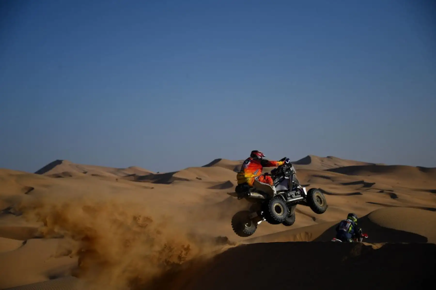 El estadounidense Pablo Copetti impulsa su quad durante la segunda etapa del Rally Dakar 2021 entre Bisha y Wadi Ad-Dawasir en Arabia Saudita. Foto: AFP