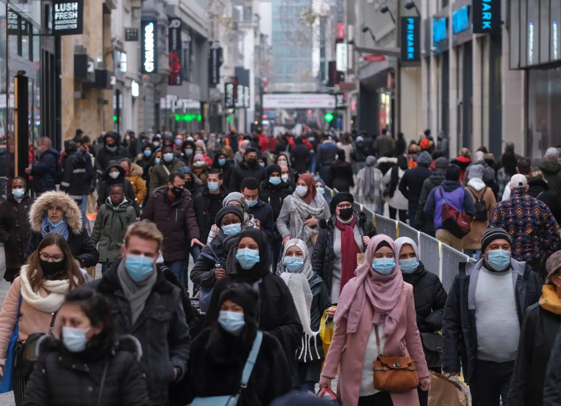 Compradores en la principal calle comercial de Bruselas en el primer día de las rebajas de invierno en Bruselas, Bélgica. Foto: EFE