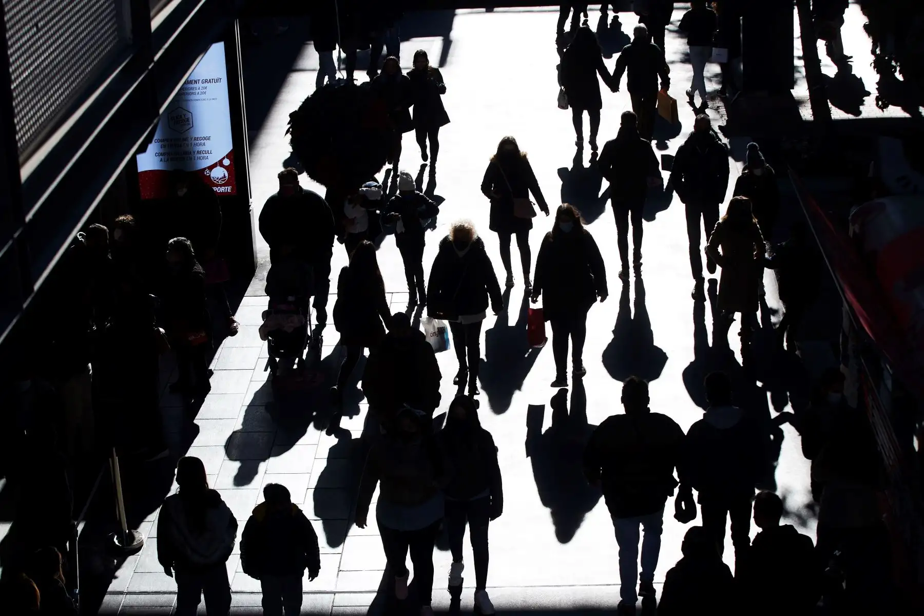 Multitud de personas realizan sus compras de ultima hora en el centro comercial de La Maquinista de Barcelona este lunes en que la tercera ola de la pandemia ya está claramente instalada en Cataluña, donde el riesgo de rebrote se sitúa hoy lunes en 500, 78 puntos más que ayer, y se suman 32 fallecidos, que elevan a 17.223 las víctimas mortales desde el inicio de la covid-19. Foto :EFE