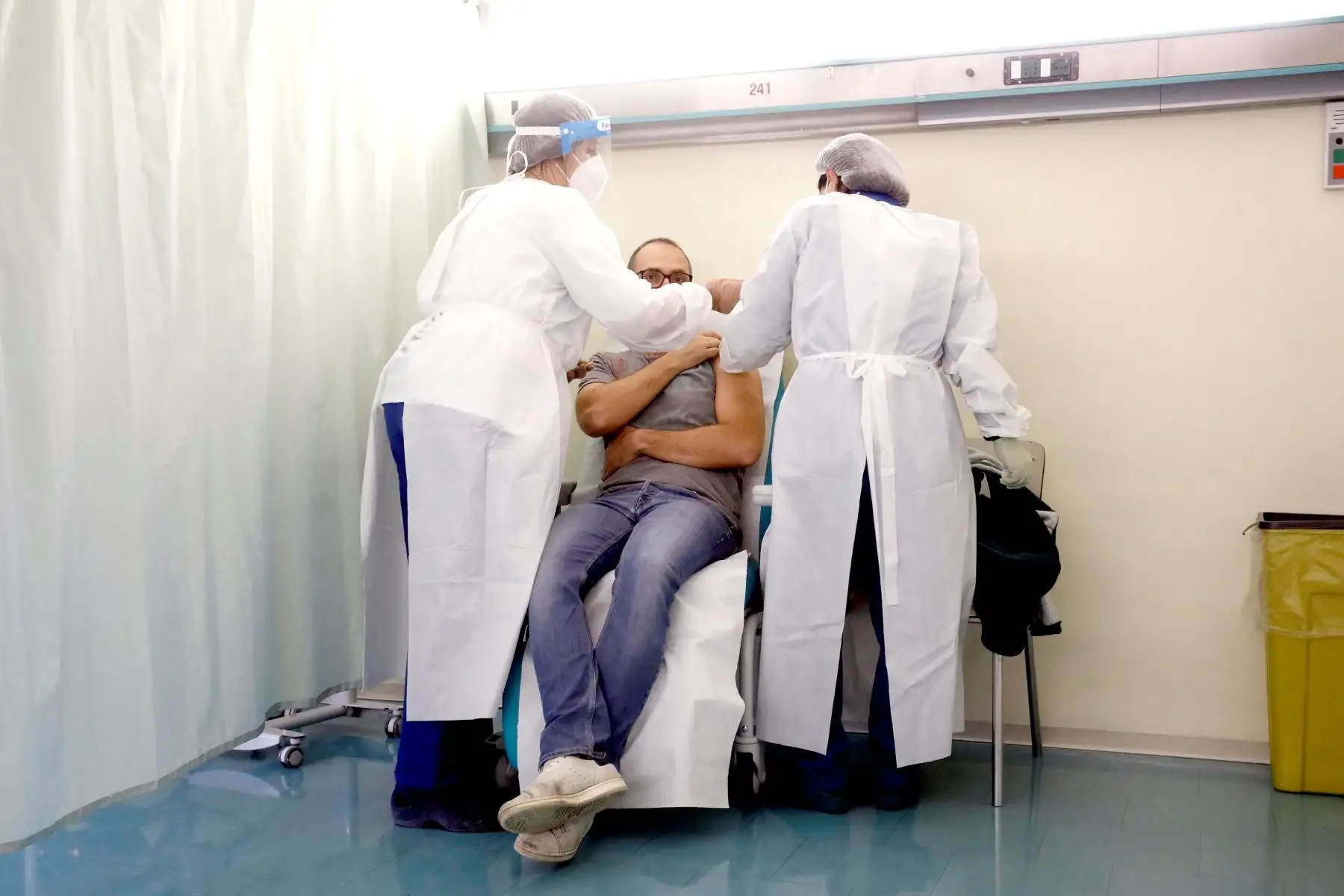 Operaciones de vacunación contra covid-19 con la vacuna Pfizer-BioNTech en el hospital de San Paolo, Milán, Italia. Foto: EFE