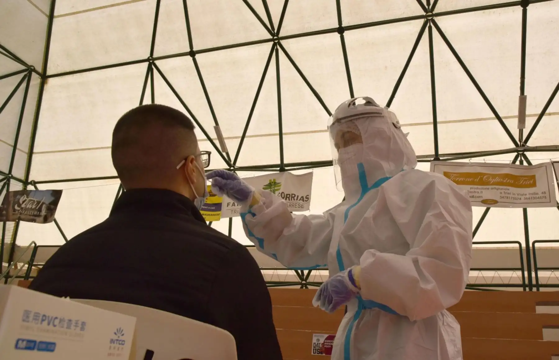 Operaciones de vacunación contra covid-19 con la vacuna Pfizer-BioNTech en el hospital de San Paolo, Milán, Italia. Foto: EFE