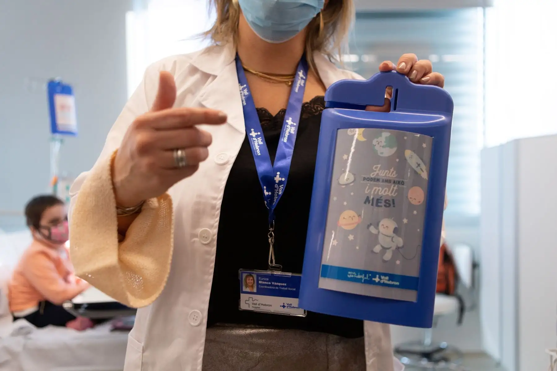 Una profesional sanitaria del  Hospital Vall d