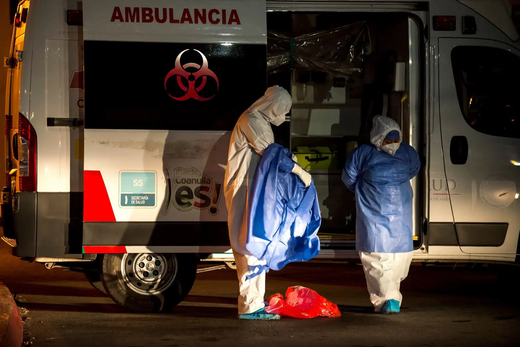 Trabajadores sanitarios se preparan en el Hospital General de Zona, en la ciudad de Saltillo México. Foto:  EFE