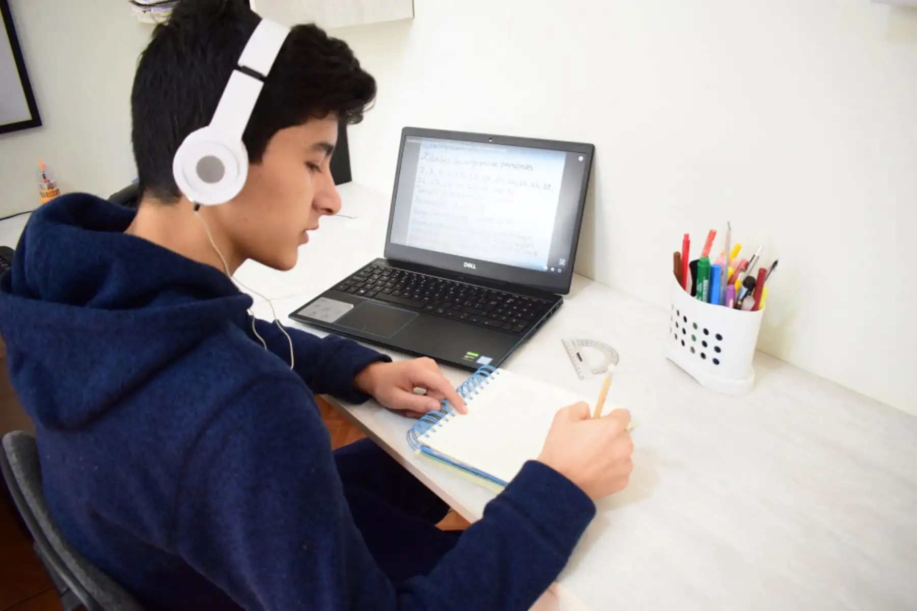 Liderazgo, emprendimiento y finanzas personales son algunos de los talleres que se desarrollarán. Al finalizar, los alumnos obtendrán una constancia de participación si demuestran un buen desempeño. Foto: ANDINA/MML