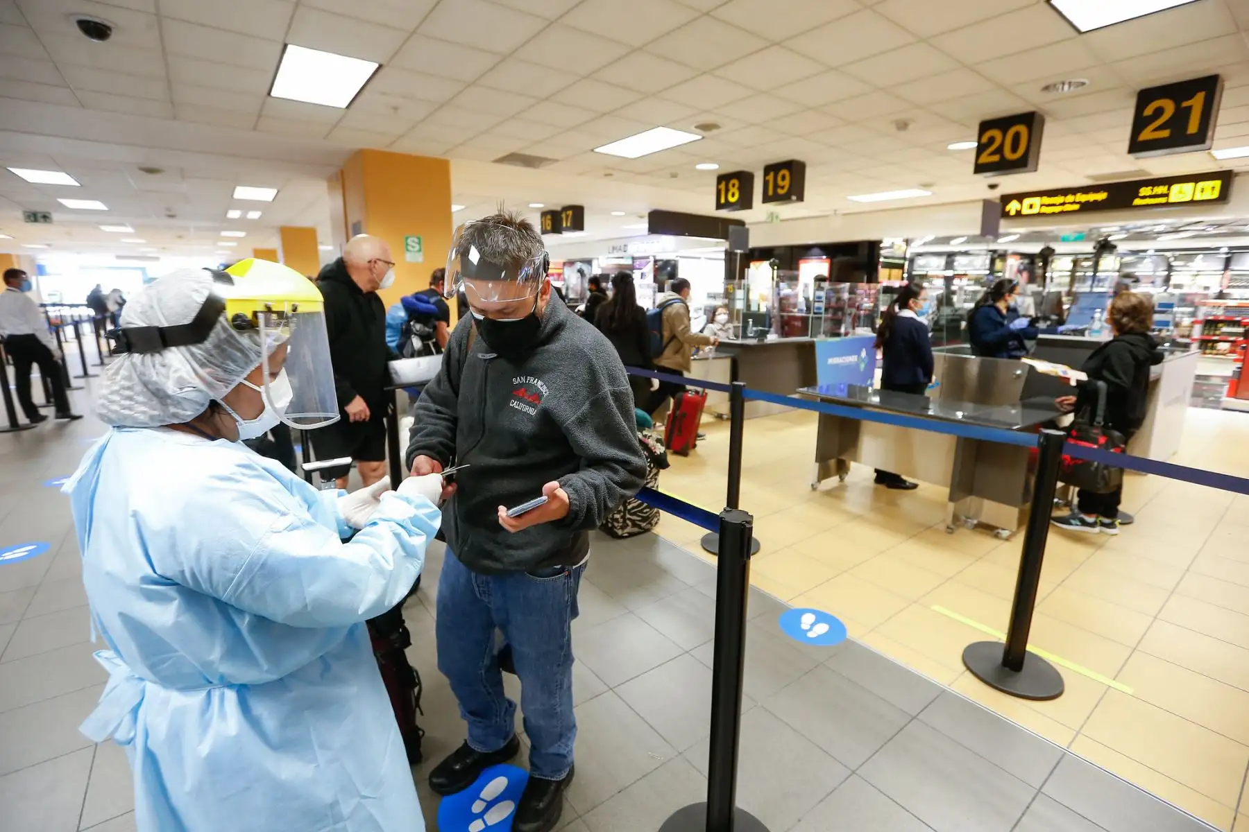 Ministerio de Salud, realiza procedimientos sanitarios a pasajeros internacionales en el aeropuerto Jorge Chávez. Foto: ANDINA/MINSA