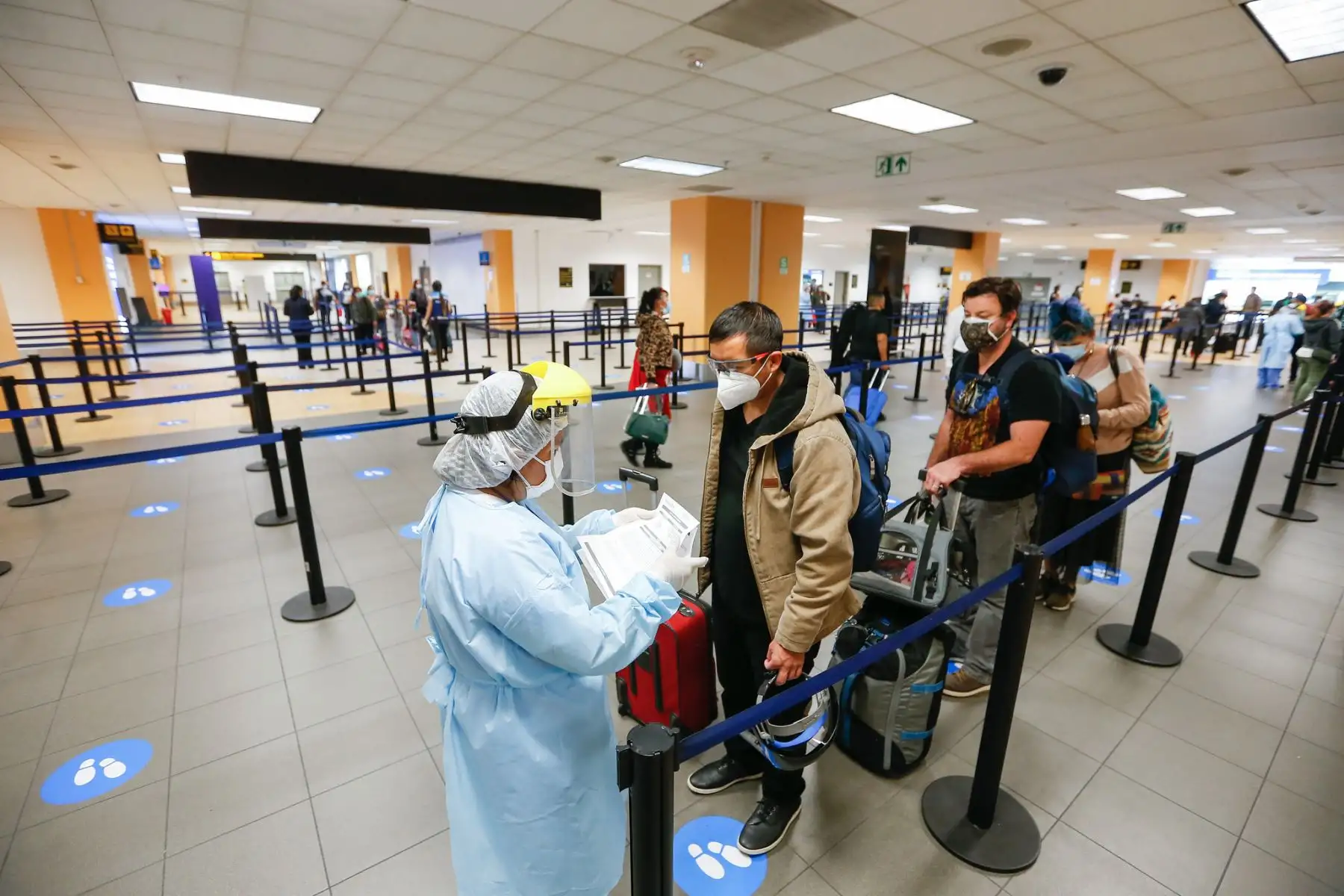 Ministerio de Salud, realiza procedimientos sanitarios a pasajeros internacionales en el aeropuerto Jorge Chávez. Foto: ANDINA/MINSA