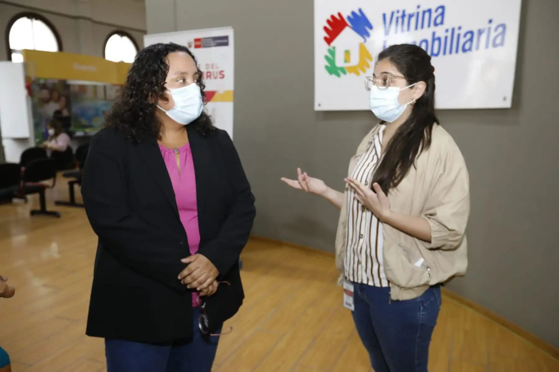 La ministra de Vivienda Solangel Fernández, inspecciona la atención que brinda Vitrina Inmobiliaria a las familias interesadas en adquirir una vivienda propia.
Foto:ANDINA/Ministerio de Vivienda