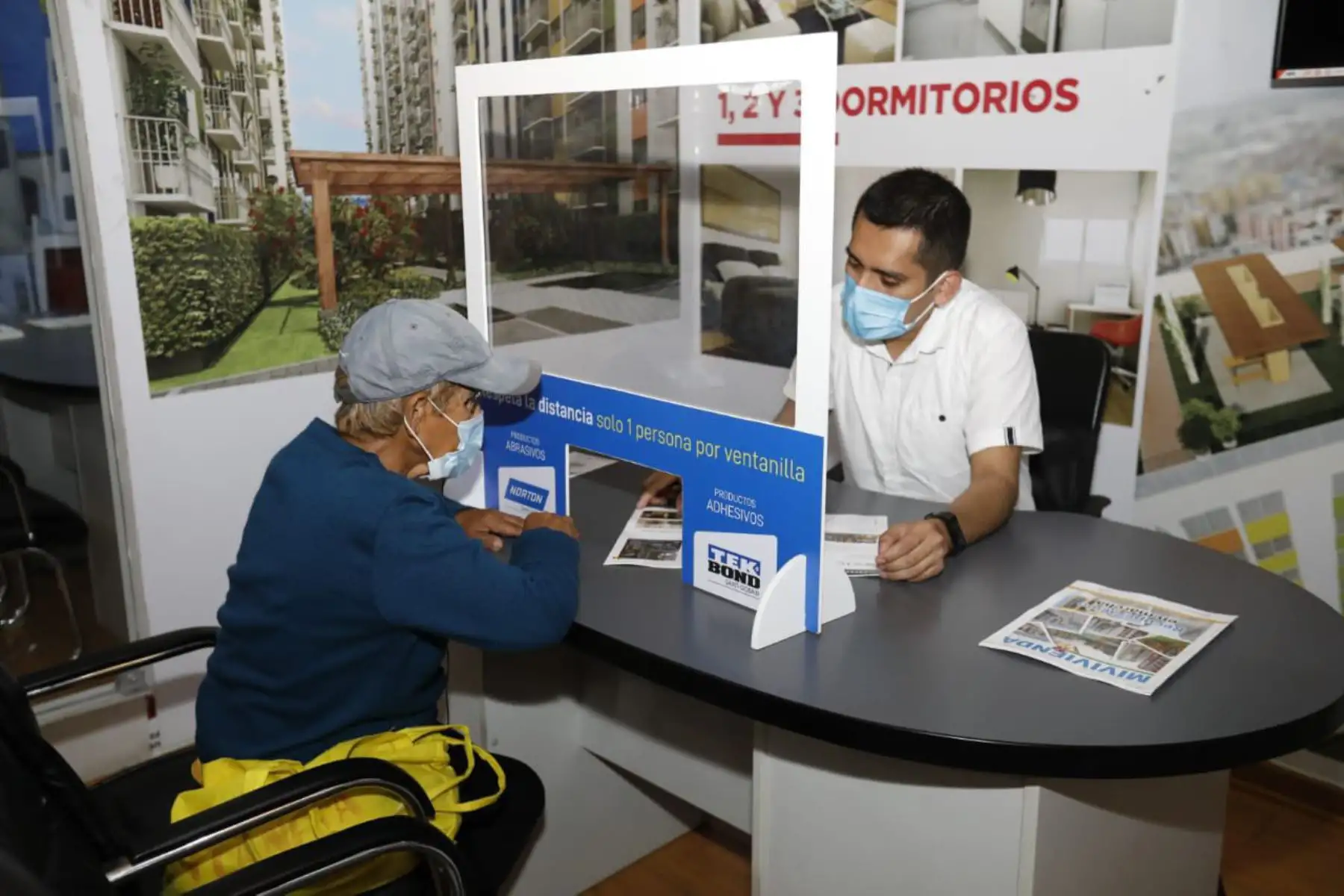 La ministra de Vivienda Solangel Fernández, inspecciona la atención que brinda Vitrina Inmobiliaria a las familias interesadas en adquirir una vivienda propia.
Foto:ANDINA/Ministerio de Vivienda