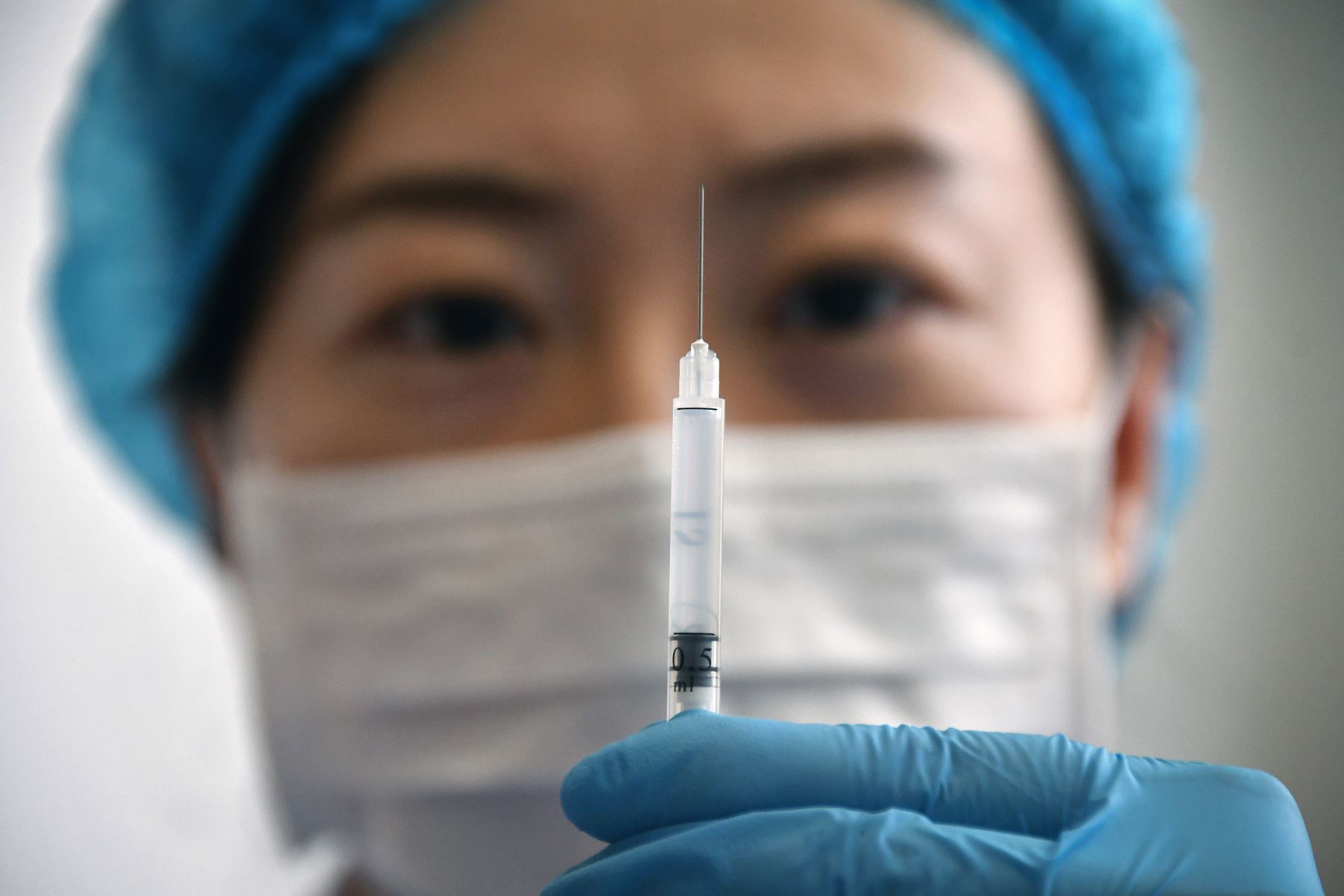 Un trabajador médico muestra una jeringa con la vacuna Sinovac Biotech contra el coronavirus covid-19 en un centro de salud en Yantai, en la provincia de Shandong. Foto :AFP