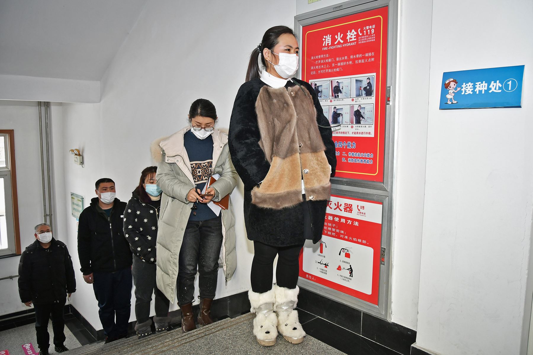 Personas hacen cola para recibir vacunas contra el coronavirus covid-19 en un centro de salud en Yantai, en la provincia de Shandong. Foto : AFP