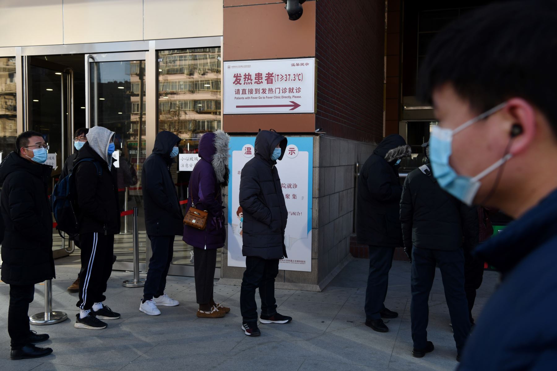 Las personas hacen fila para hacerse la prueba del coronavirus, afuera de un hospital en Beijing. Foto : AFP