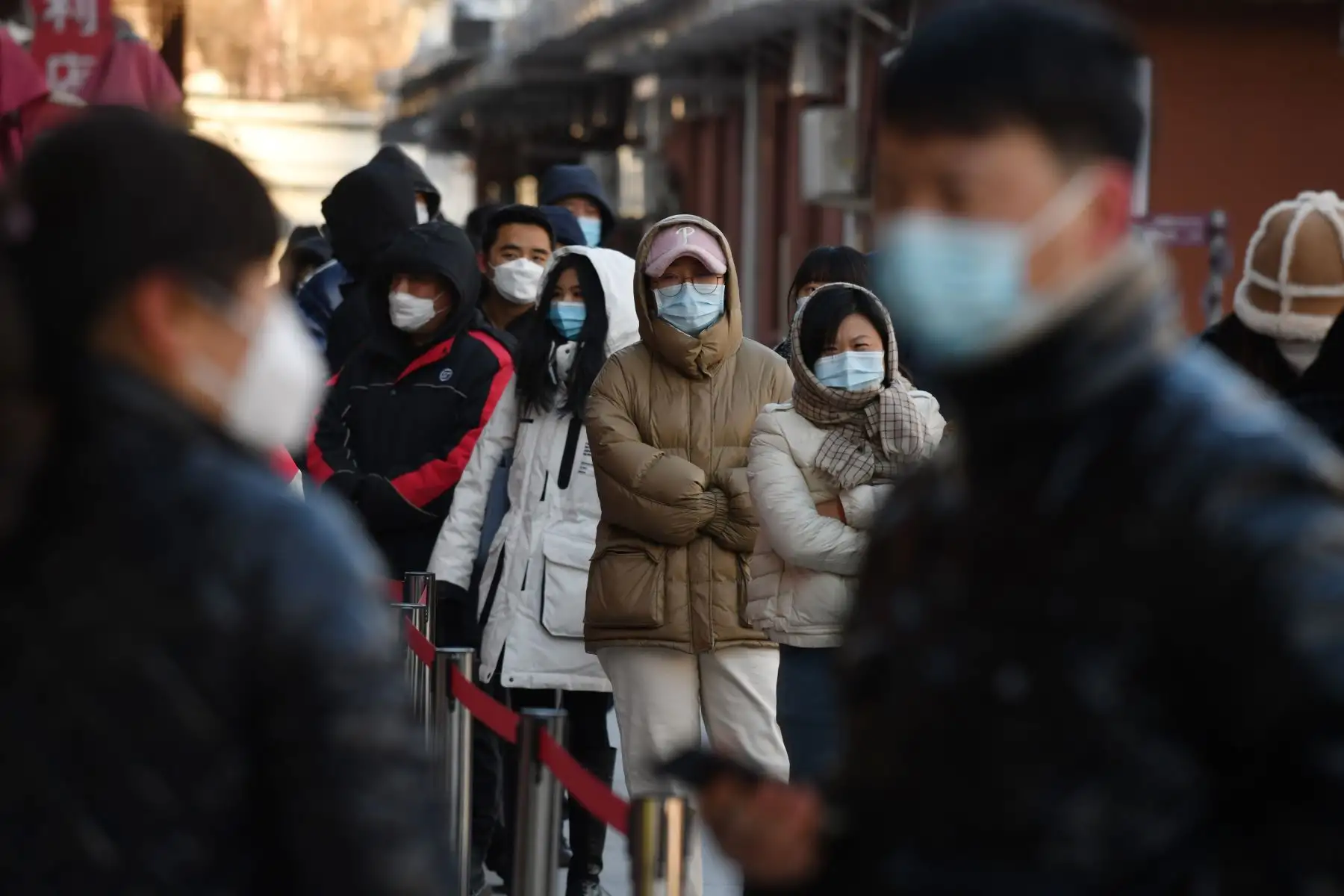 Las personas hacen fila para hacerse la prueba del coronavirus, afuera de un hospital en Beijing. Foto : AFP